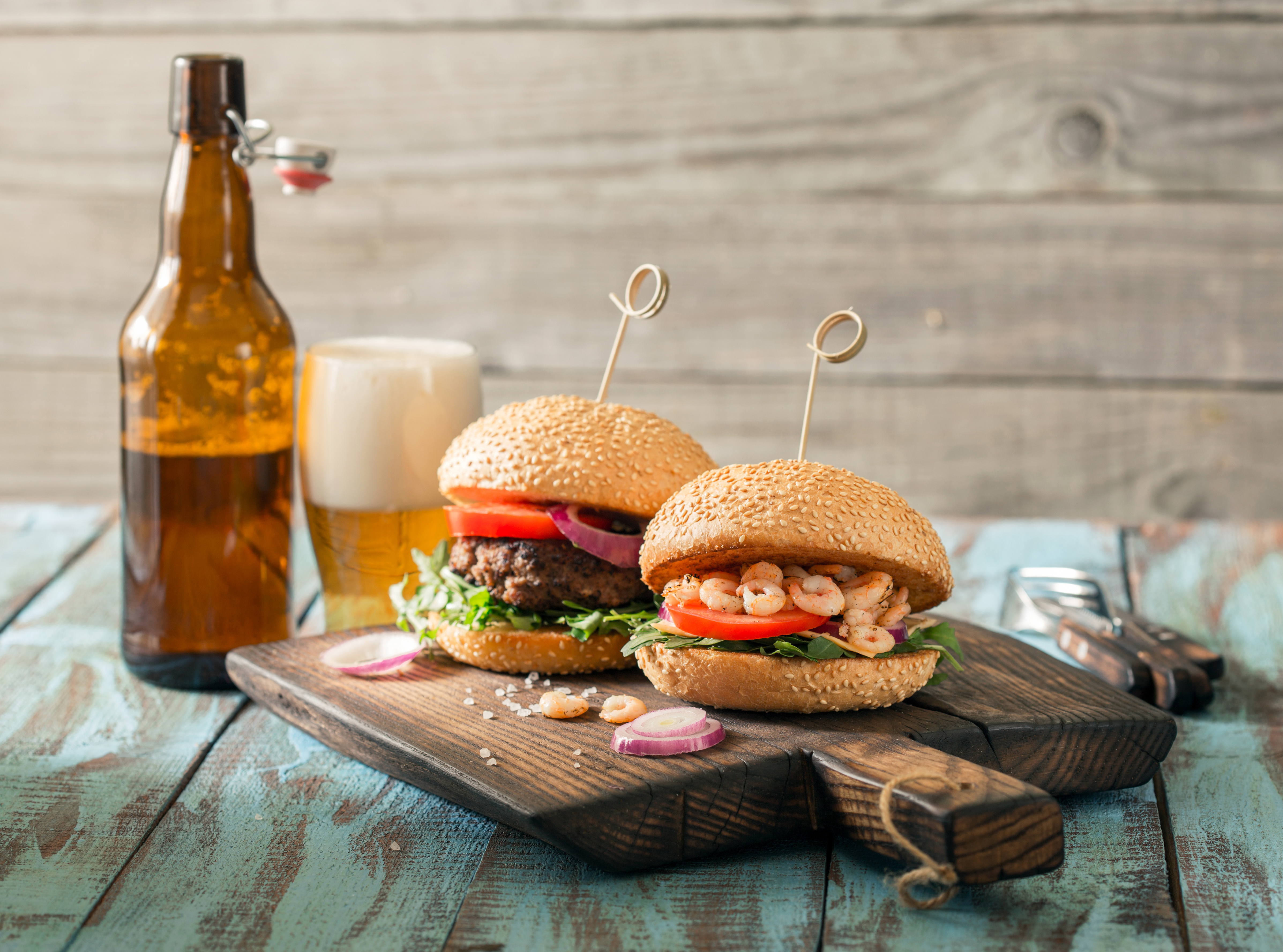 Handy-Wallpaper Hamburger, Bier, Nahrungsmittel, Stillleben, Getränk, Alkohol kostenlos herunterladen.