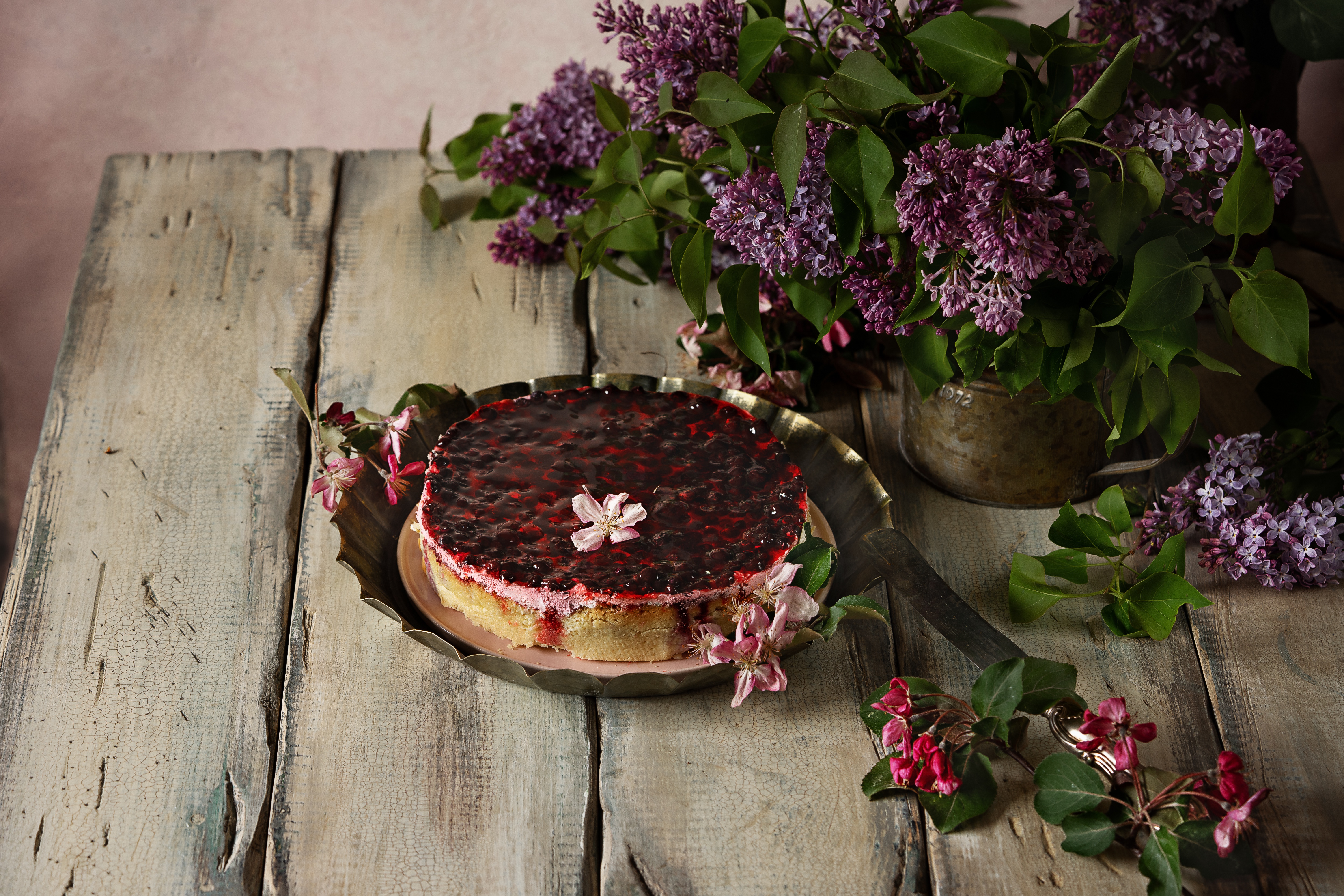 Handy-Wallpaper Dessert, Blume, Kuchen, Nahrungsmittel, Stillleben kostenlos herunterladen.