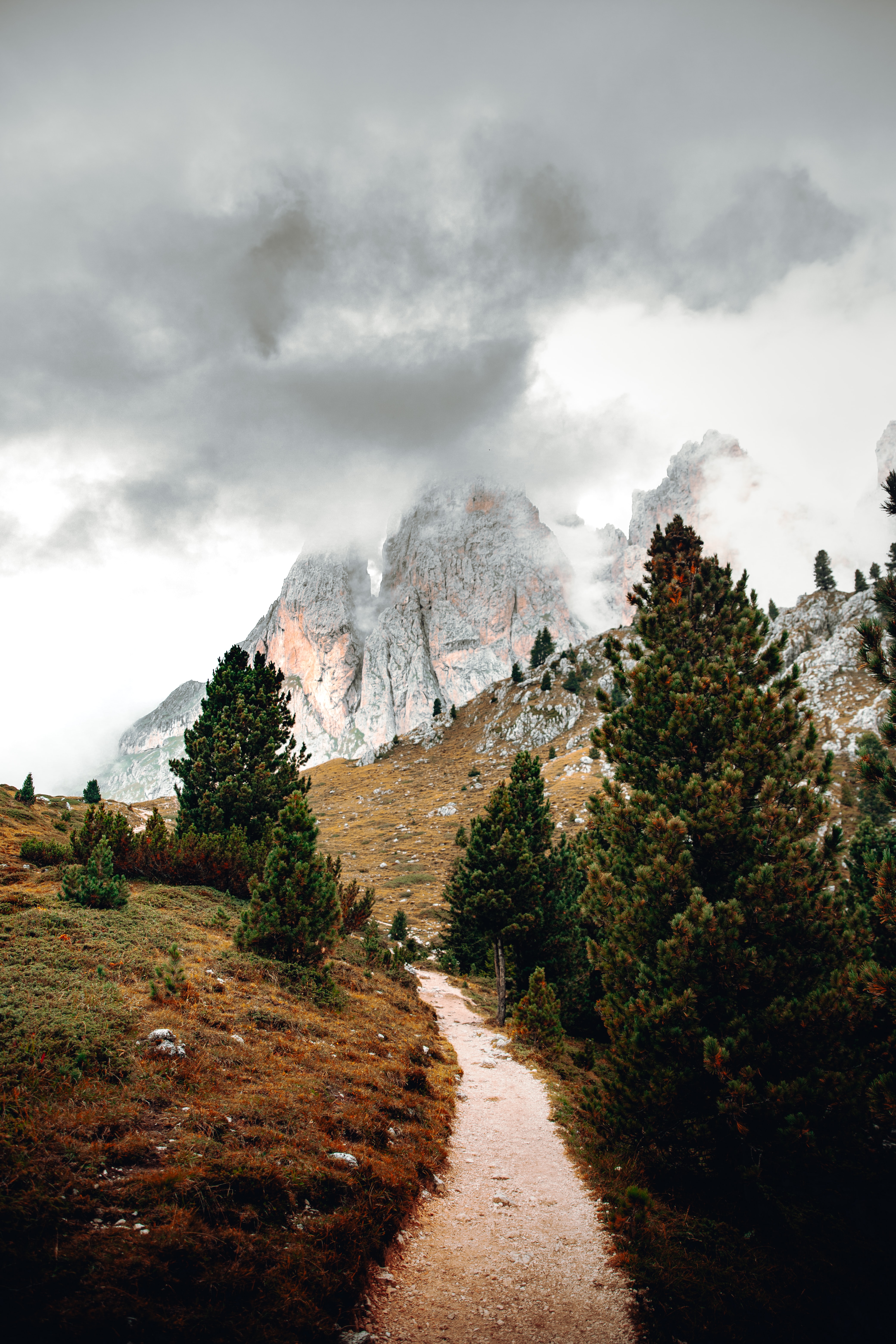 Descarga gratis la imagen Naturaleza, Montañas, Nubes, Las Rocas, Rocas, Camino, Árboles en el escritorio de tu PC