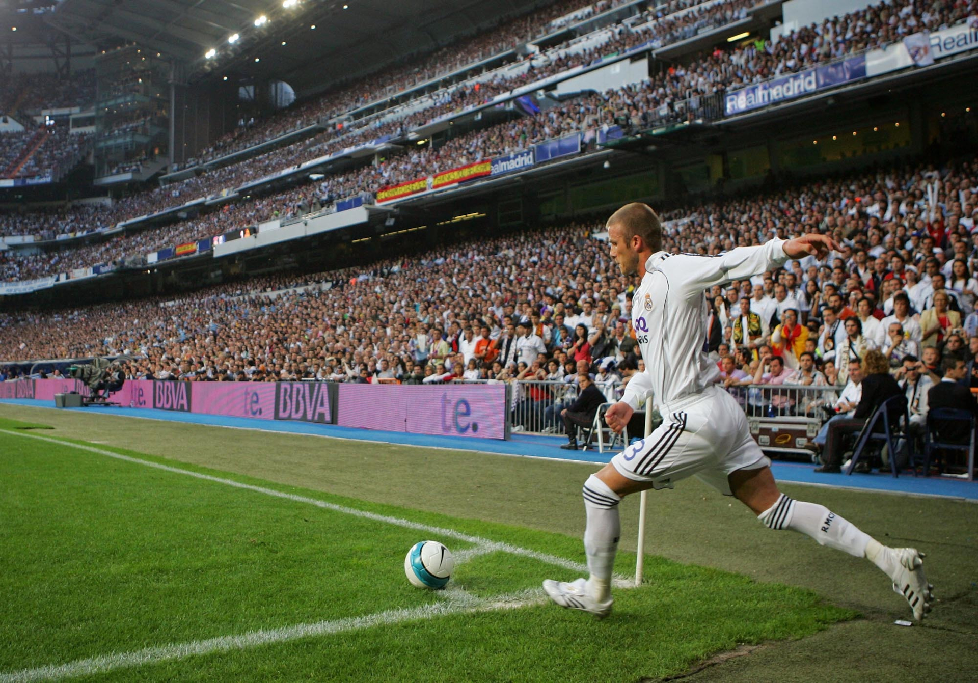Handy-Wallpaper Sport, Fußball, David Beckham, Real Madrid Cf kostenlos herunterladen.