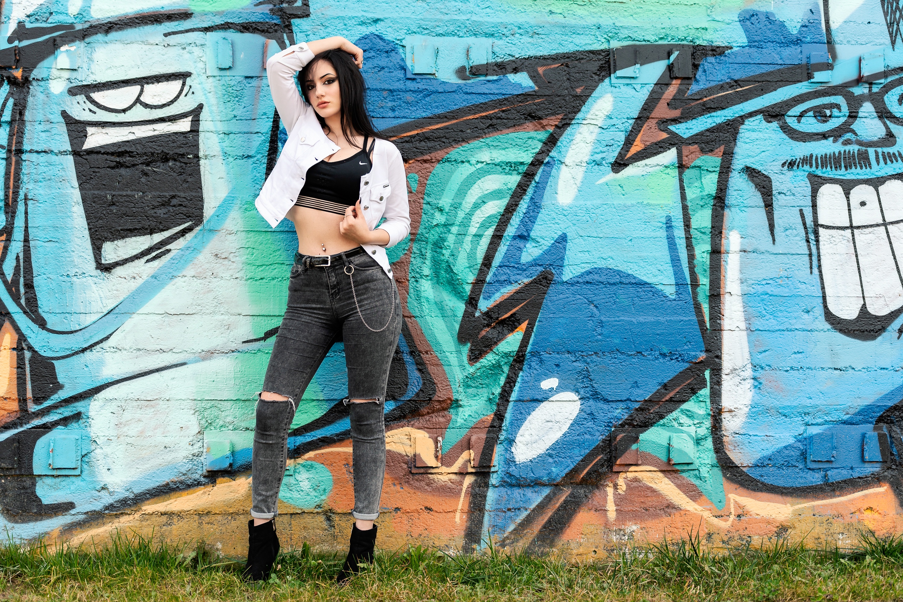 Free download wallpaper Graffiti, Model, Women, Black Hair on your PC desktop