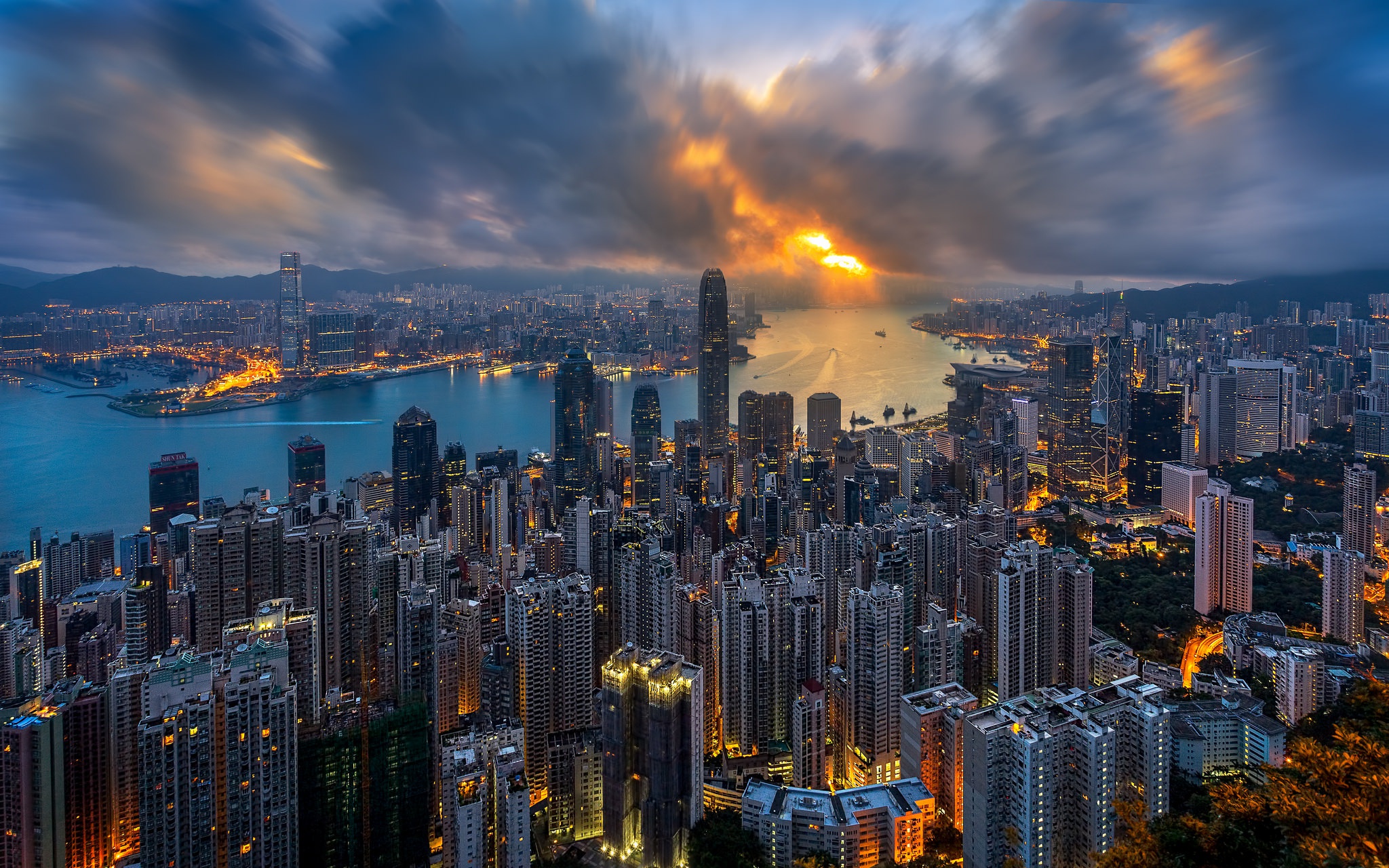 Baixe gratuitamente a imagem Cidades, Pôr Do Sol, Rio, Cidade, Arranha Céu, Construção, Paisagem Urbana, Nuvem, China, Hong Kong, Feito Pelo Homem na área de trabalho do seu PC