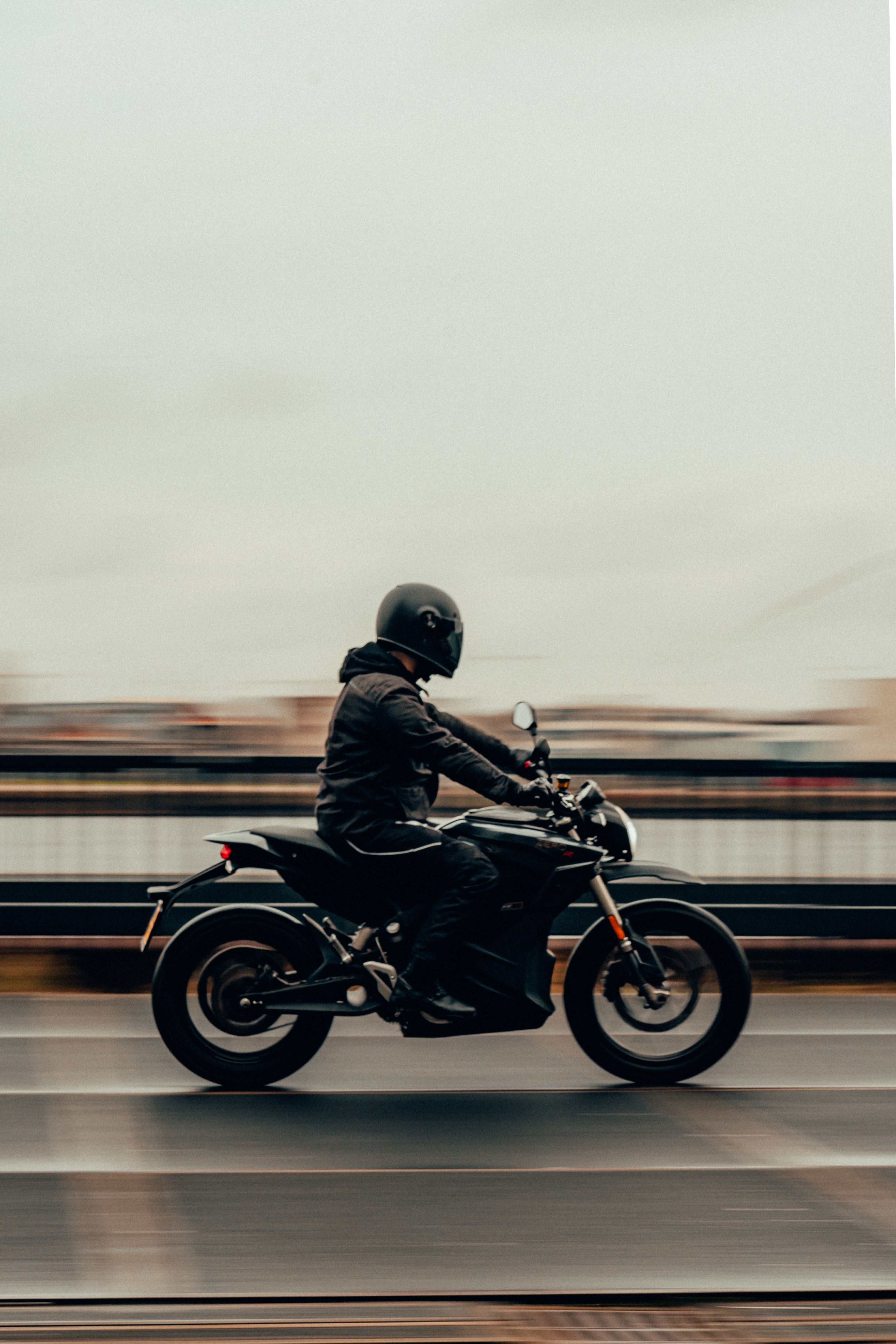100066 baixar papel de parede motocicletas, tráfego, movimento, motociclista, velocidade, motocicleta, raça, corrida - protetores de tela e imagens gratuitamente