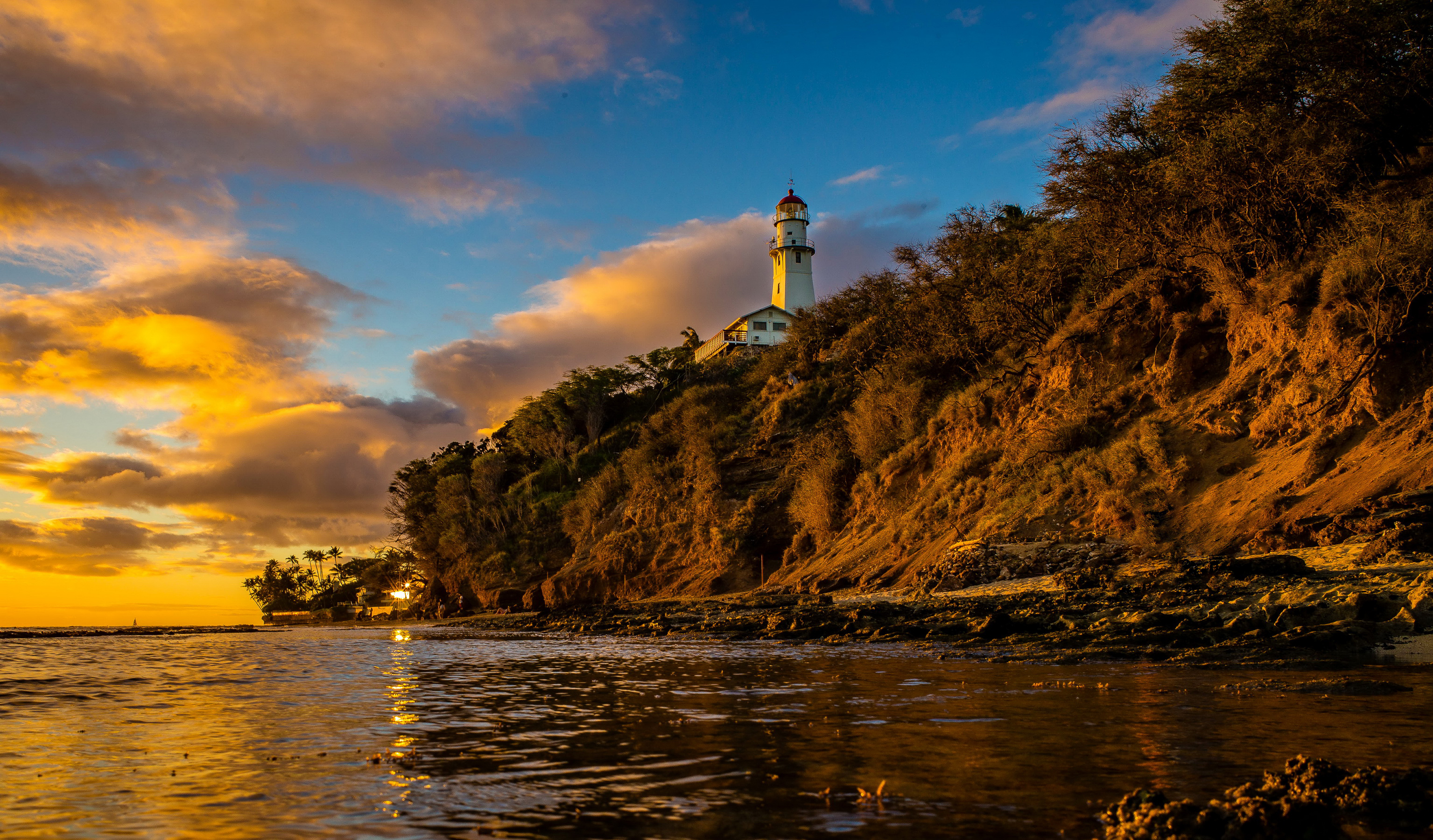 Descarga gratis la imagen Cielo, Acantilado, Faro, Atardecer, Hecho Por El Hombre en el escritorio de tu PC