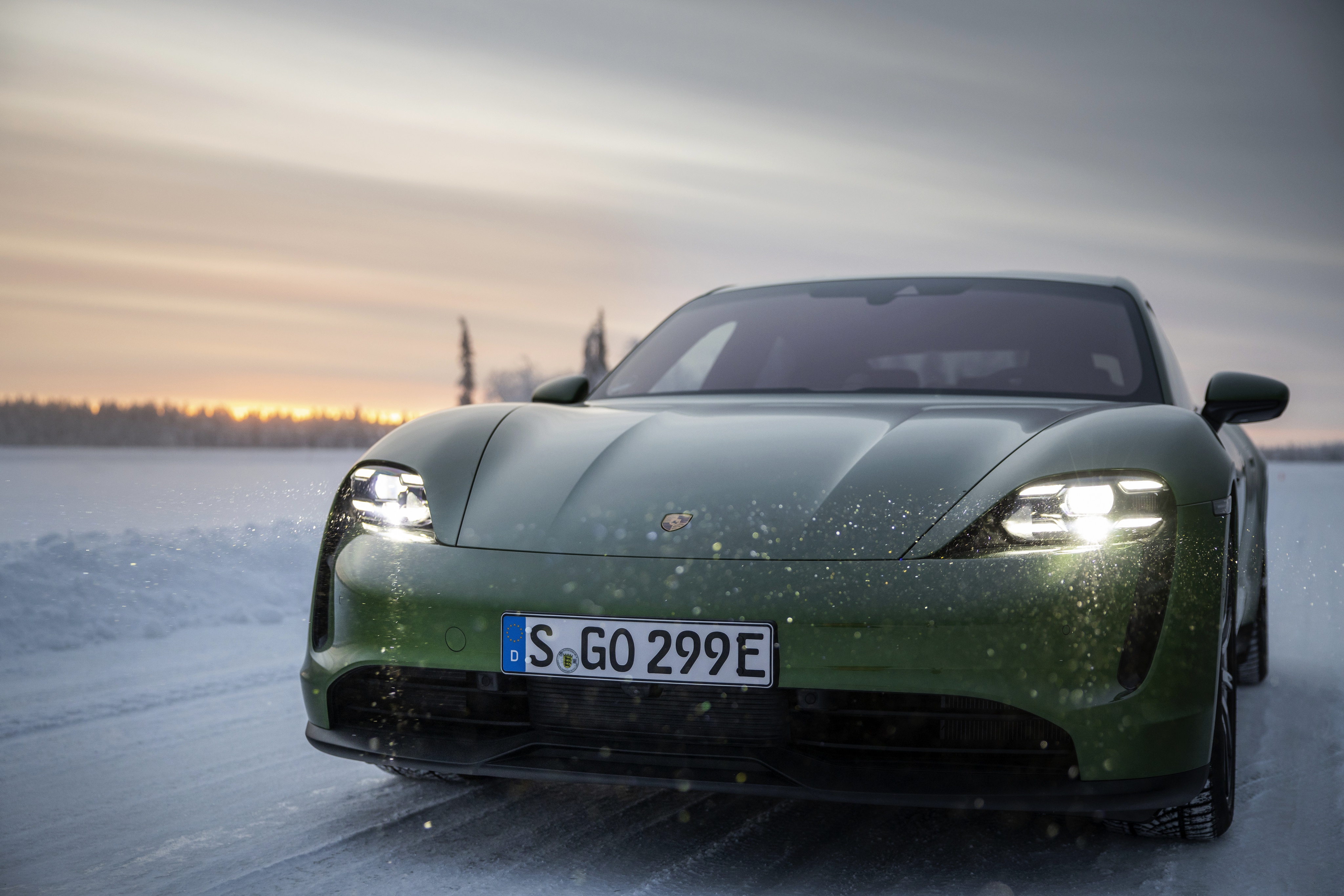 Handy-Wallpaper Winter, Porsche, Schnee, Autos, Fahrzeuge, Grünes Auto, Porsche Taycan 4S kostenlos herunterladen.