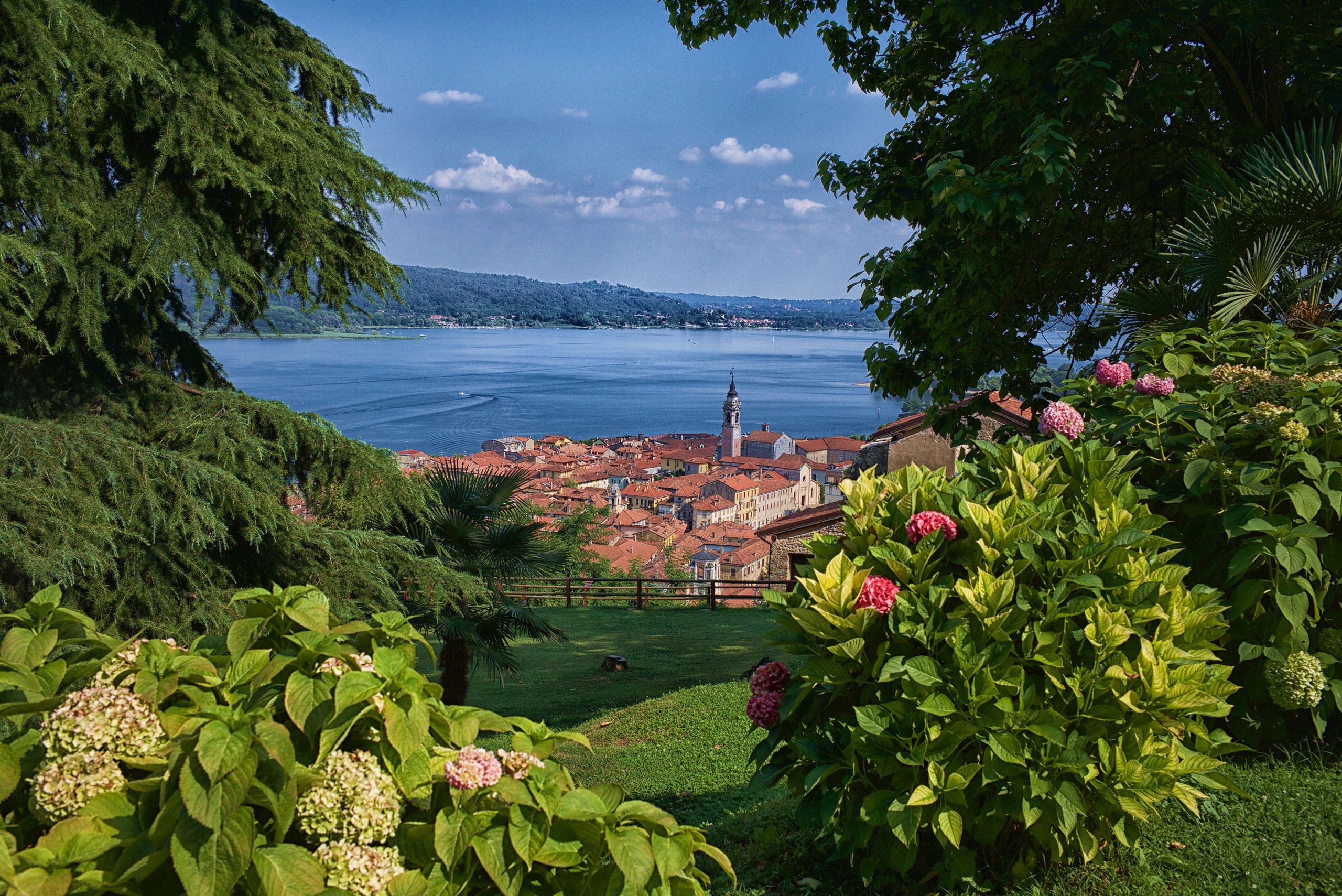 Free download wallpaper Italy, Lake, Flower, Panorama, Hydrangea, Town, Man Made, Towns on your PC desktop