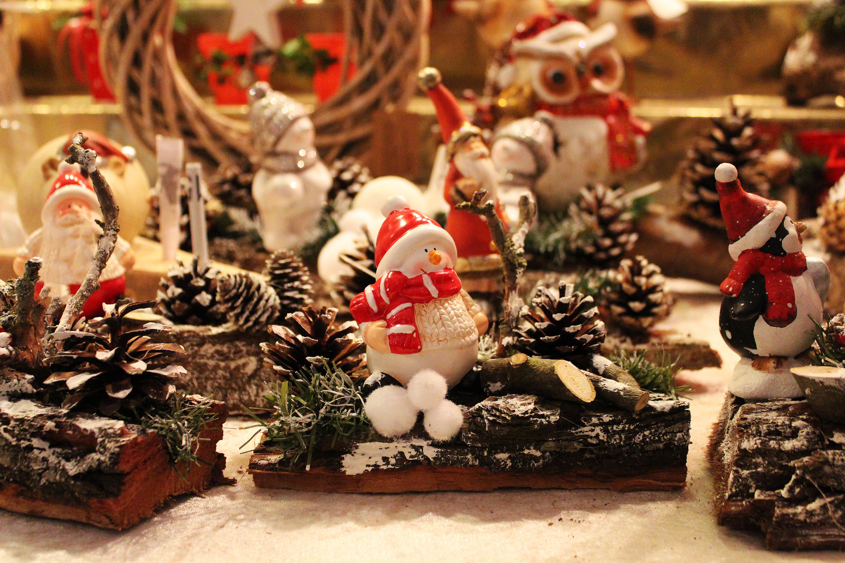 Téléchargez des papiers peints mobile Père Noël, Noël, Vacances, Jouet, Décorations De Noël, Bonhomme De Neige, Pomme De Pin, Marché De Noël gratuitement.