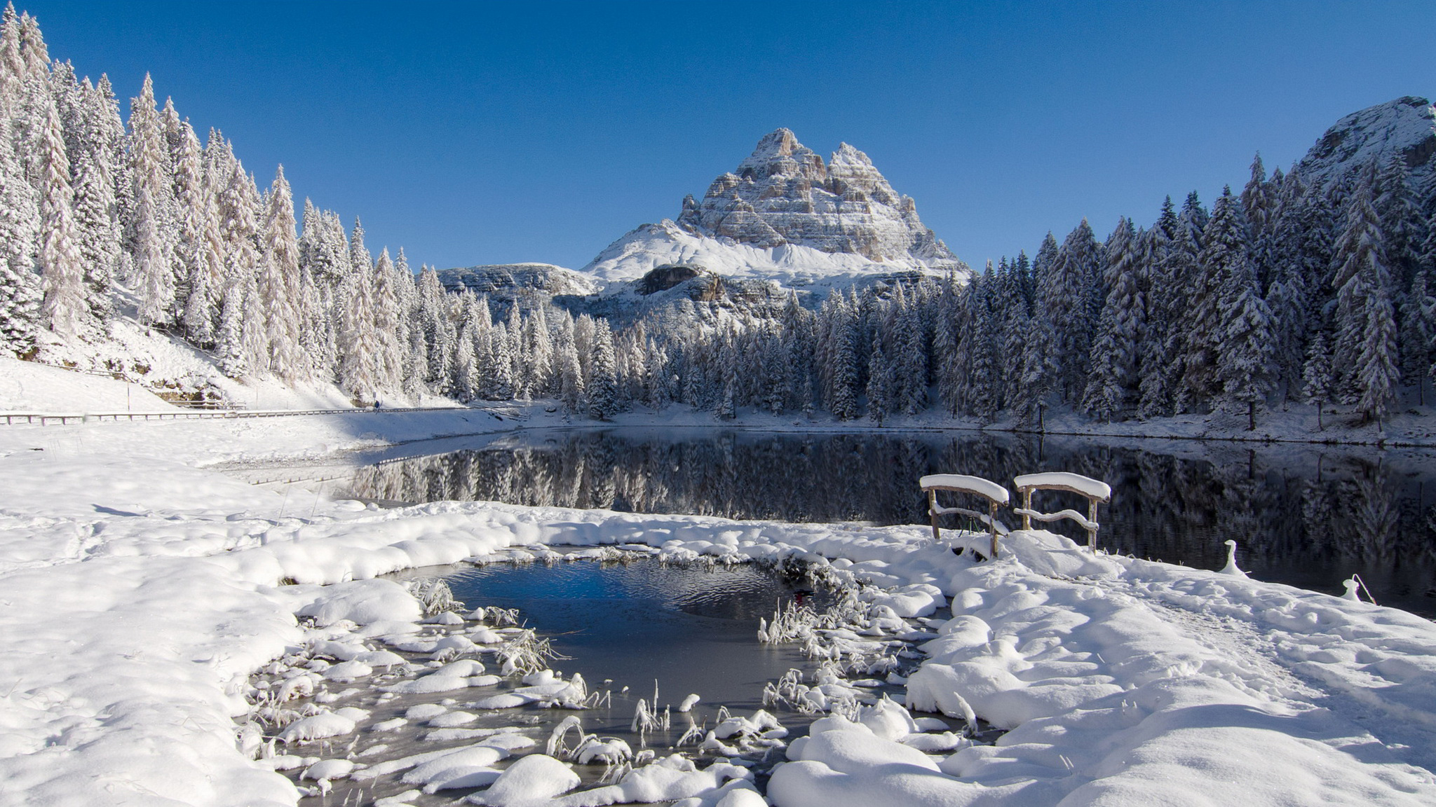 Baixe gratuitamente a imagem Inverno, Neve, Montanha, Lago, Floresta, Árvore, Terra/natureza na área de trabalho do seu PC