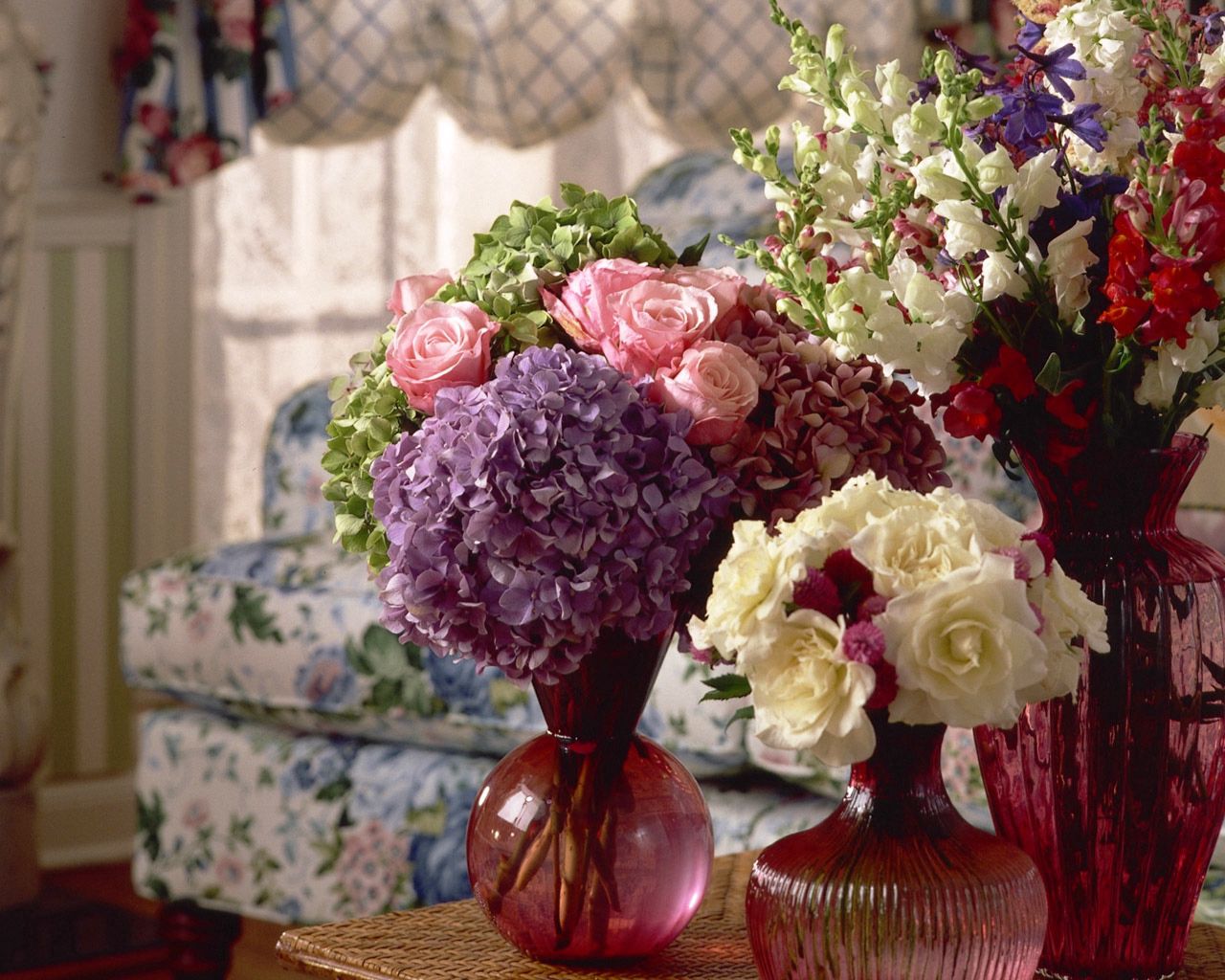67987 скачать обои интерьер, цветы, вазы, комната, розы, букет, гортензии - заставки и картинки бесплатно
