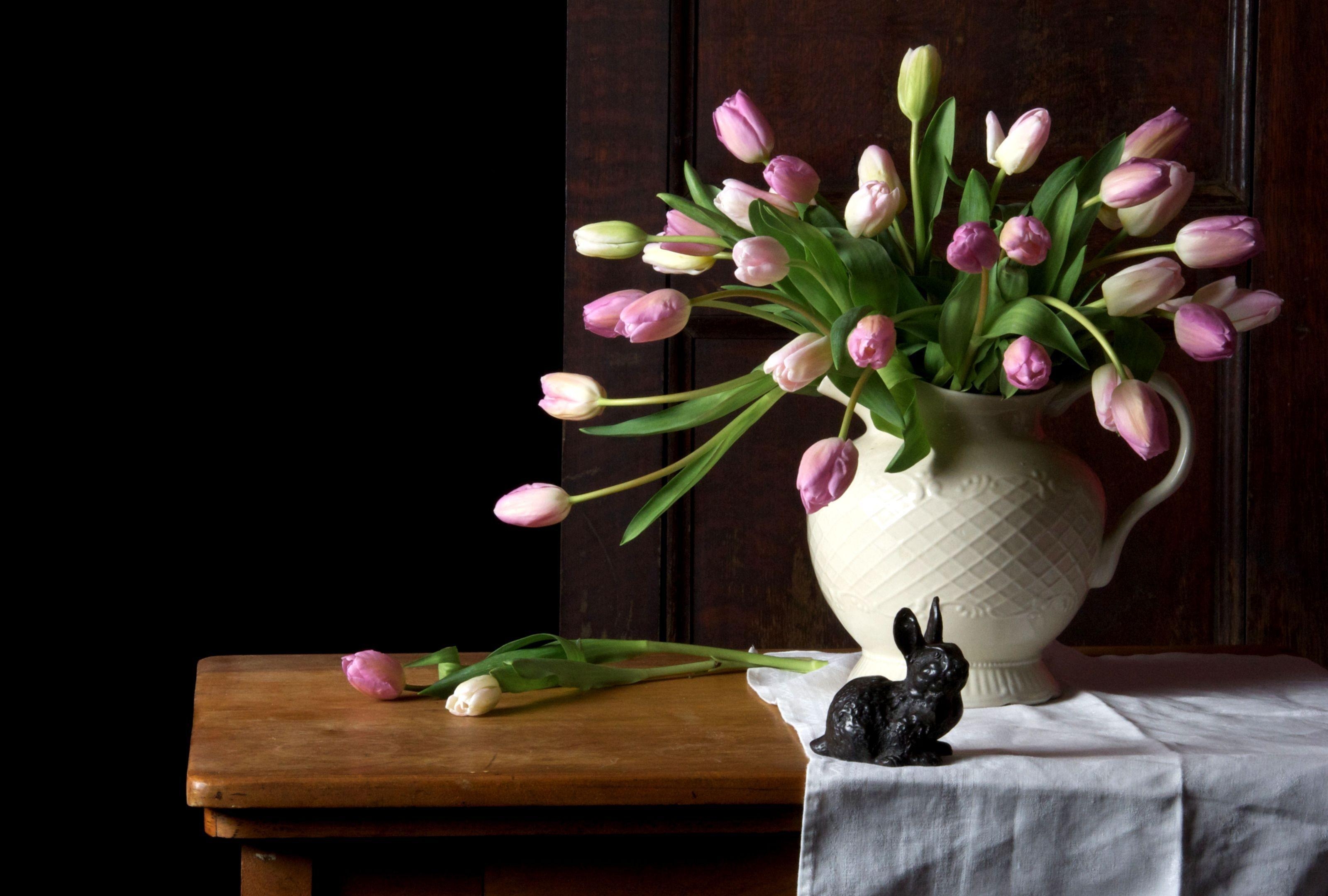 112280 скачать обои тюльпаны, ваза, цветы, кролик, букет, стол, салфетка - заставки и картинки бесплатно