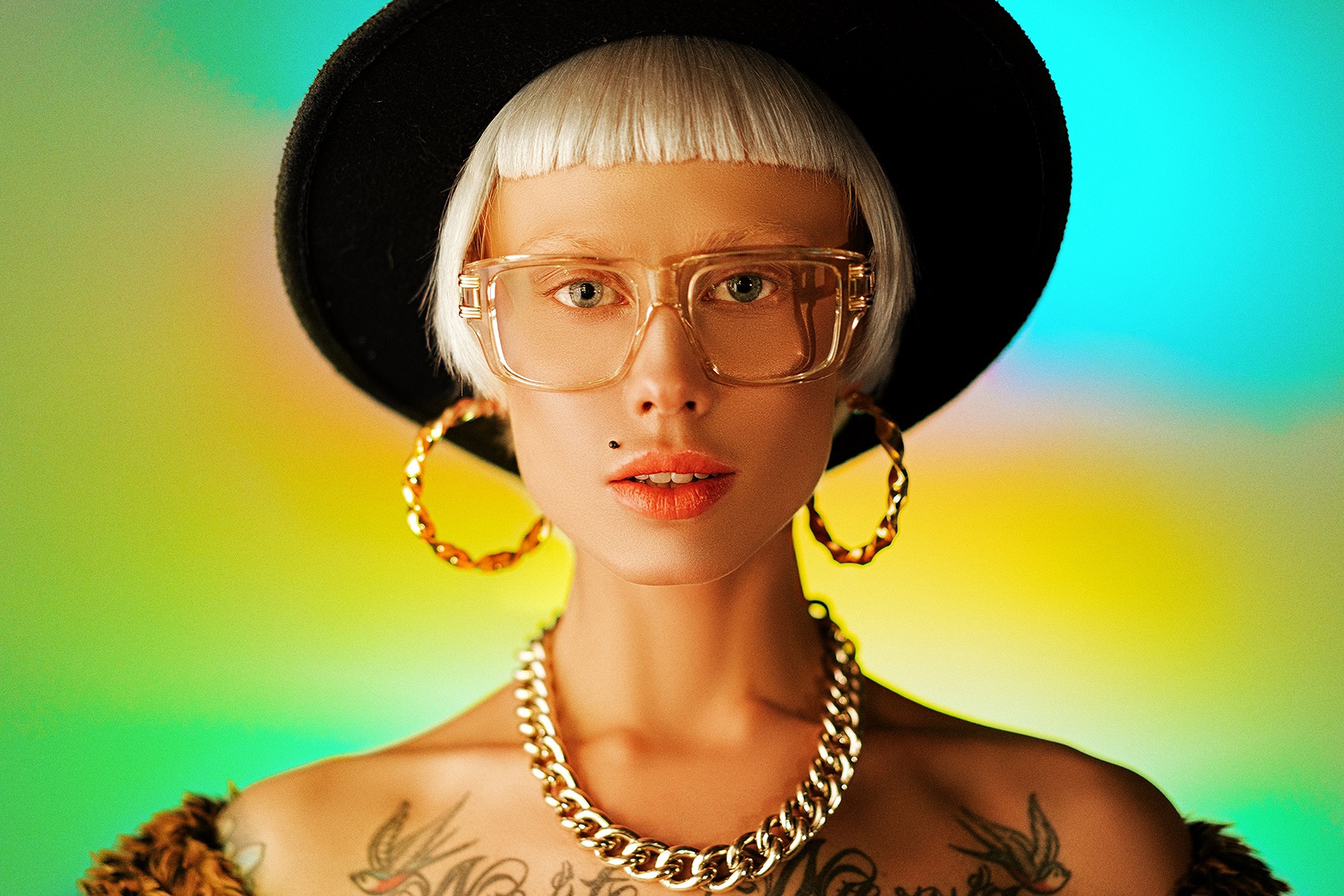 Free download wallpaper Blonde, Glasses, Hat, Model, Women, Earrings, Blue Eyes, Necklace, Short Hair on your PC desktop