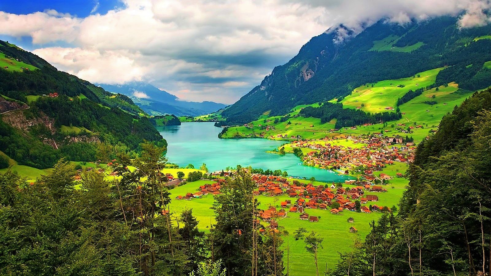 Скачать картинку Пейзаж, Гора, Озеро, Лес, Дом, Зеленый, Швейцария, Деревня, Сделано Человеком в телефон бесплатно.