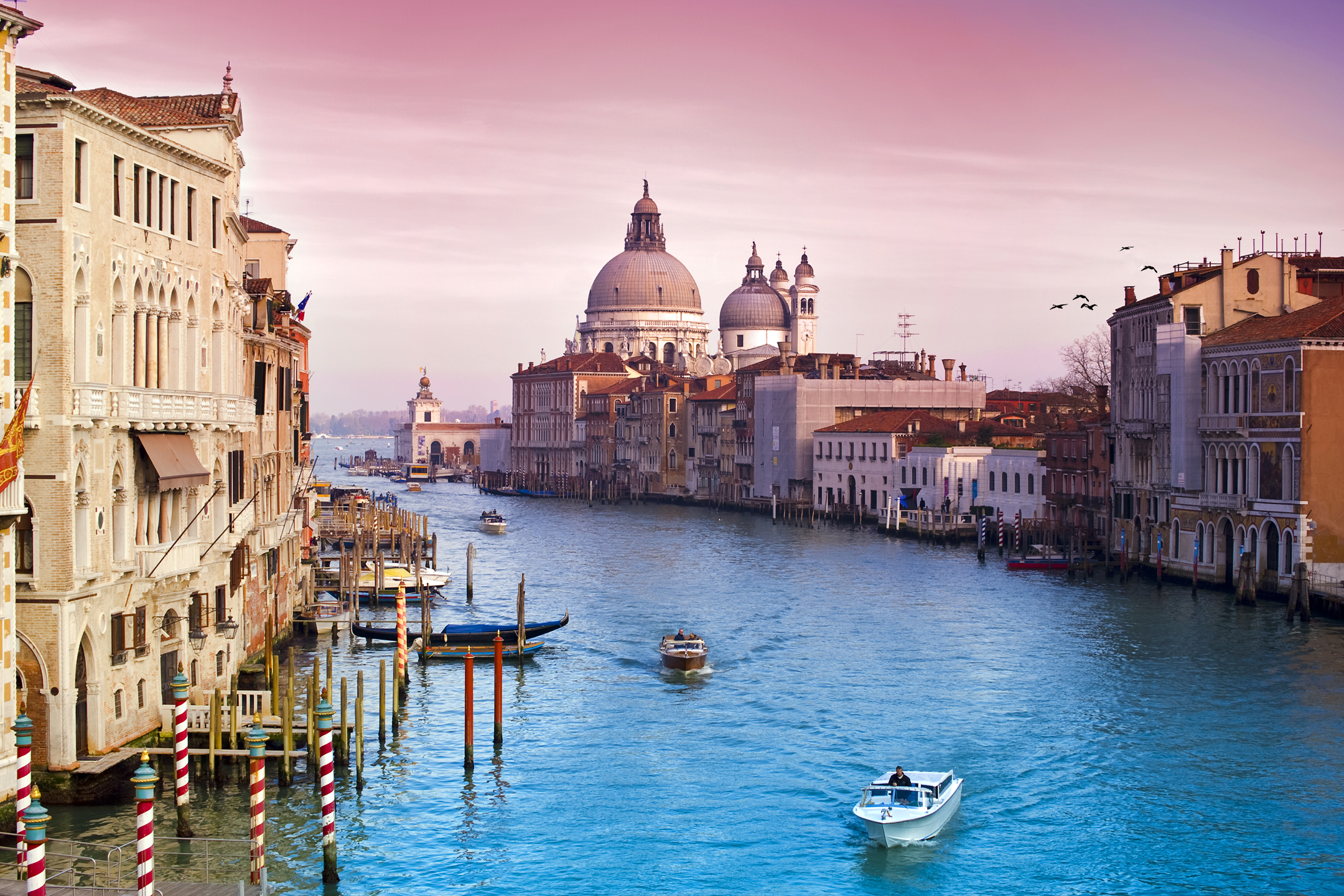 Скачать картинку Города, Италия, Венеция, Канал, Гондола, Сделано Человеком в телефон бесплатно.