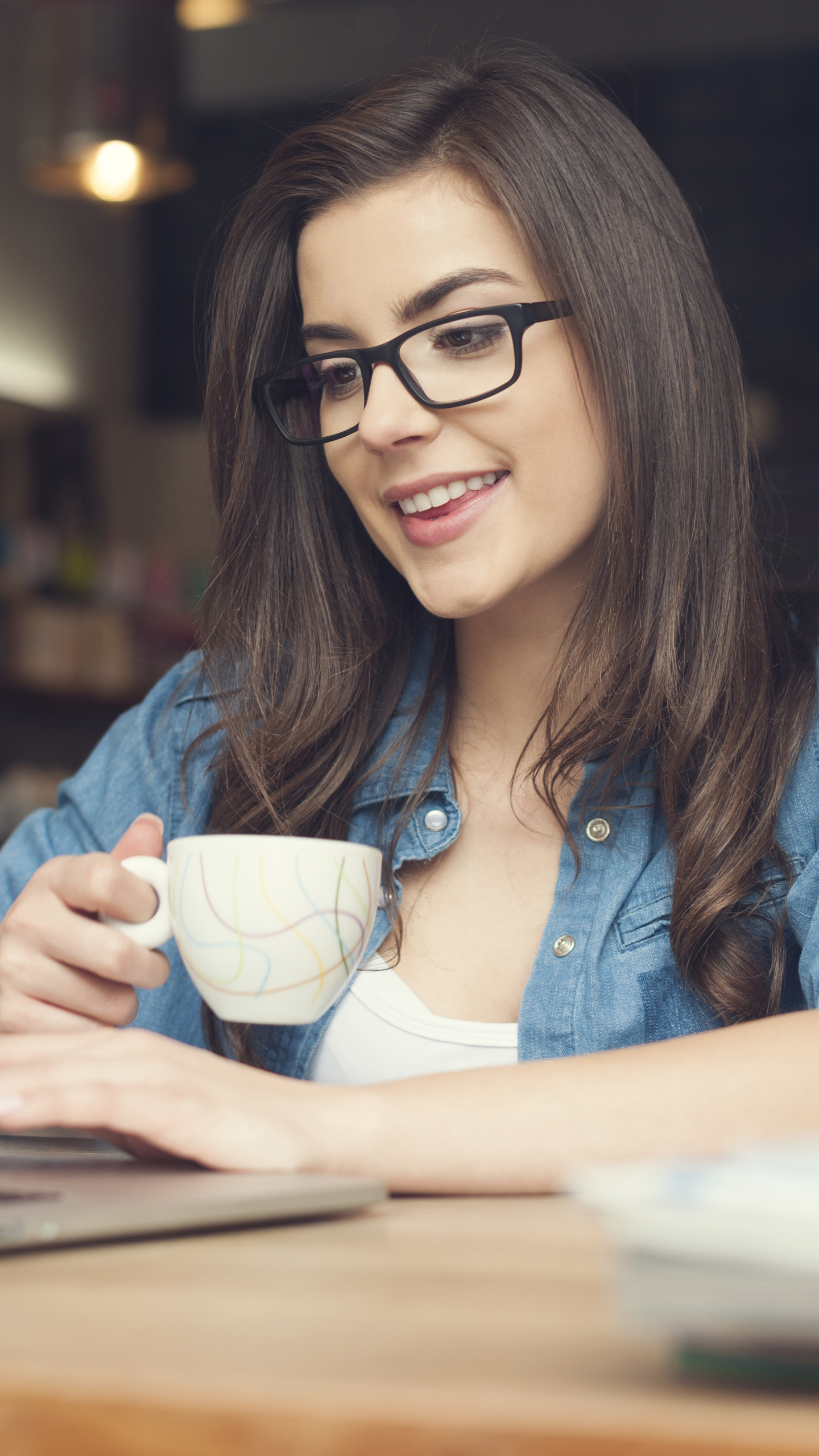 Descarga gratuita de fondo de pantalla para móvil de Morena, Sonreír, Lentes, Modelo, Mujeres.