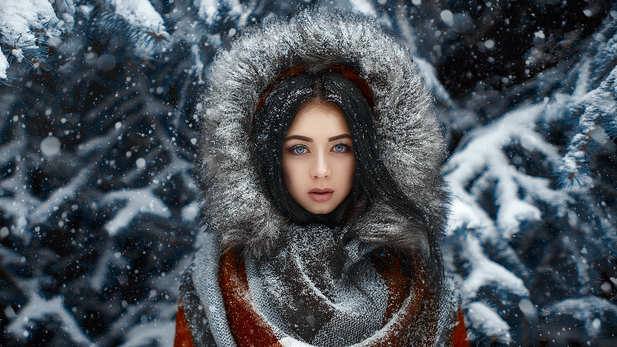883679 скачать обои снег, женщины, модель, черные волосы, голубые глаза, пальто, шерсть, длинные волосы, зима - заставки и картинки бесплатно