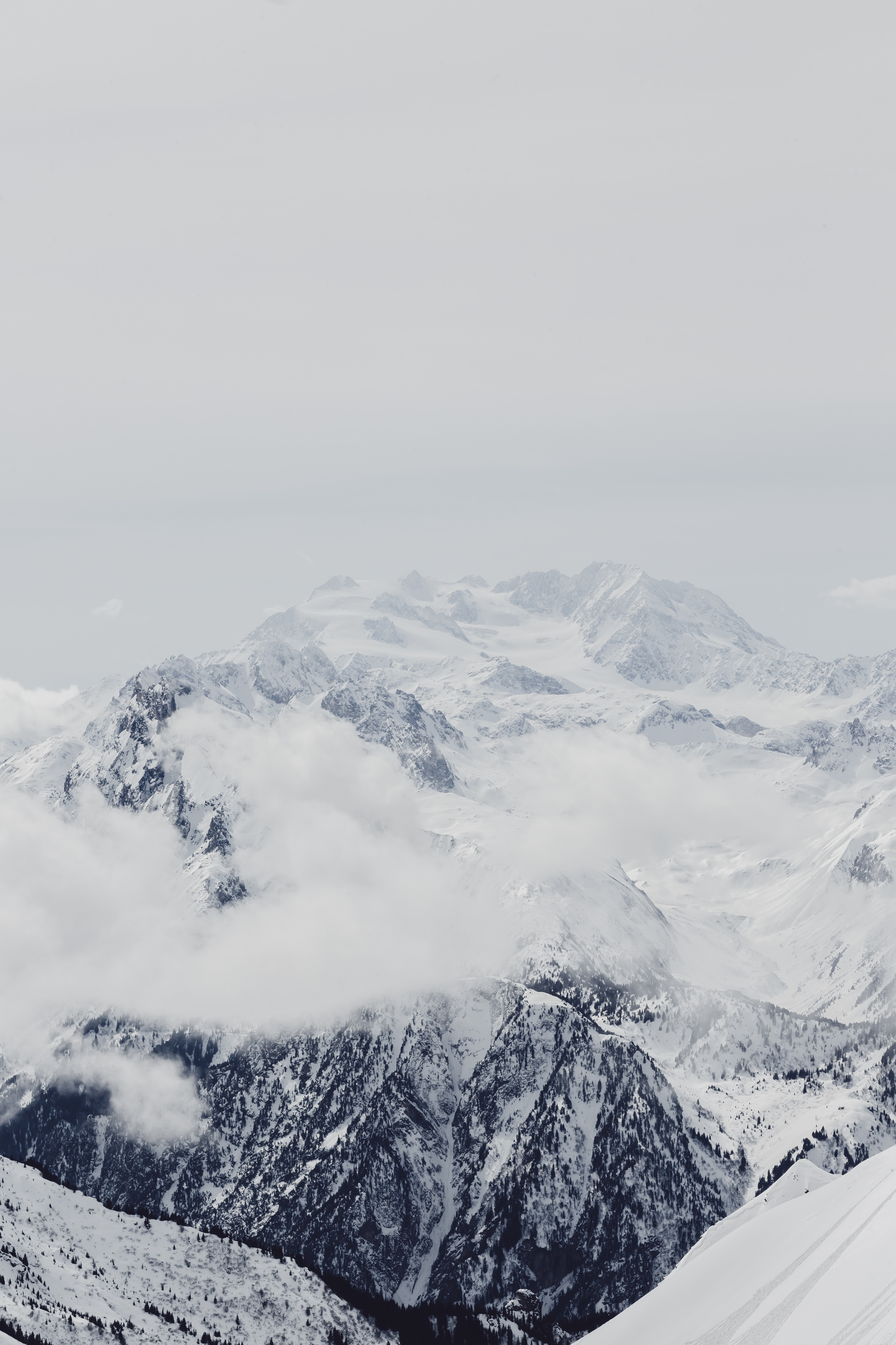 155695 завантажити картинку природа, хмари, білий, гора, вершина, верх, туман, засніжений, засніжені - шпалери і заставки безкоштовно