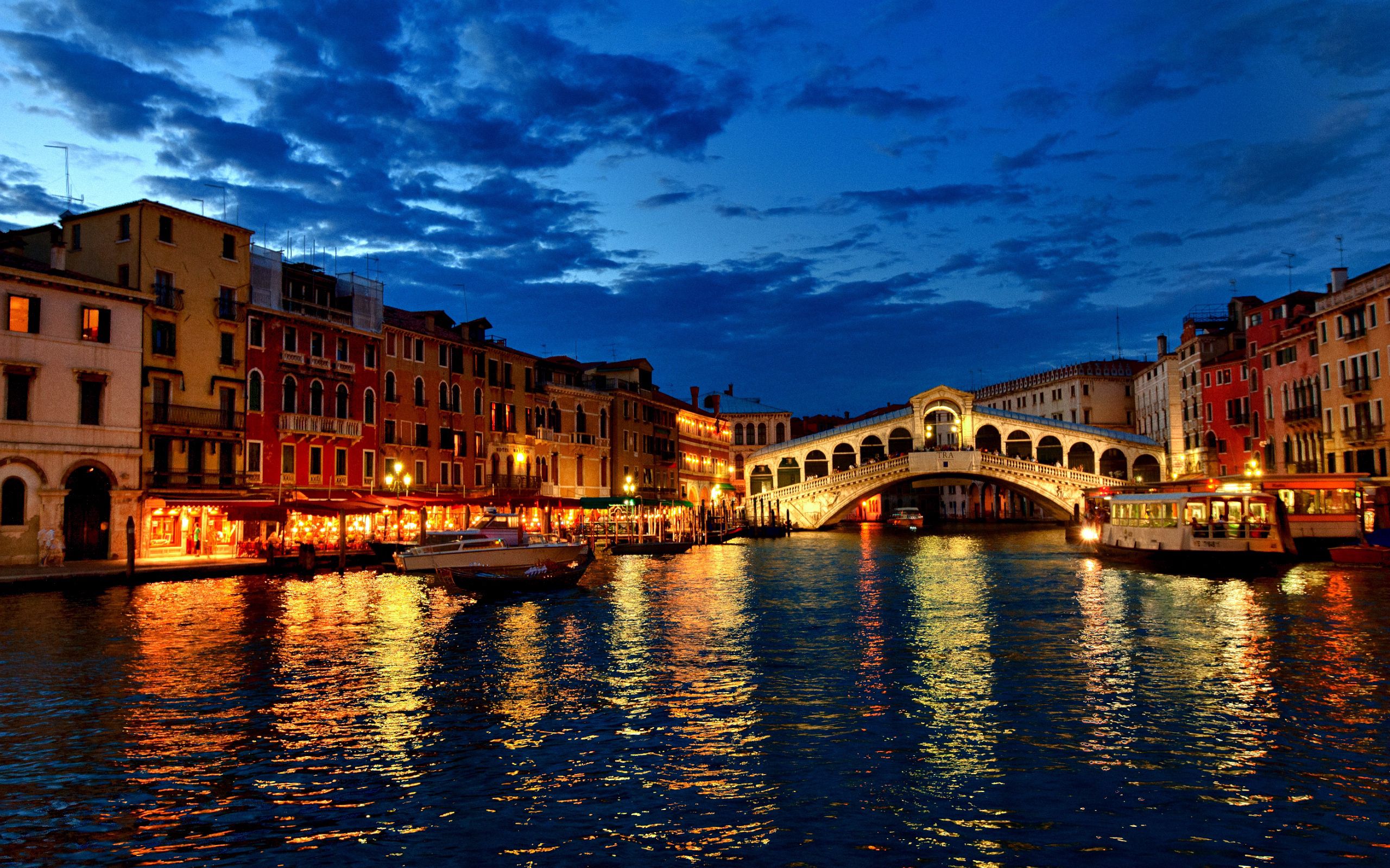 158099 скачать обои италия, венеция, вечер, огни, гондолы, города, дома, облака, лодки, канал - заставки и картинки бесплатно