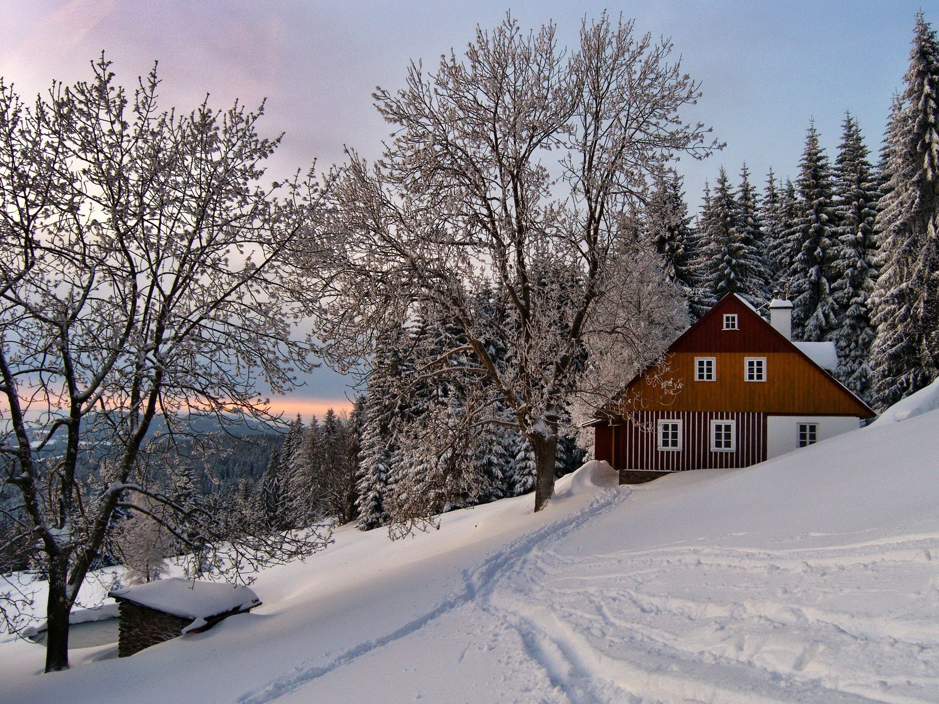 Скачати мобільні шпалери Зима, Сніг, Дерево, Створено Людиною, Будинок безкоштовно.