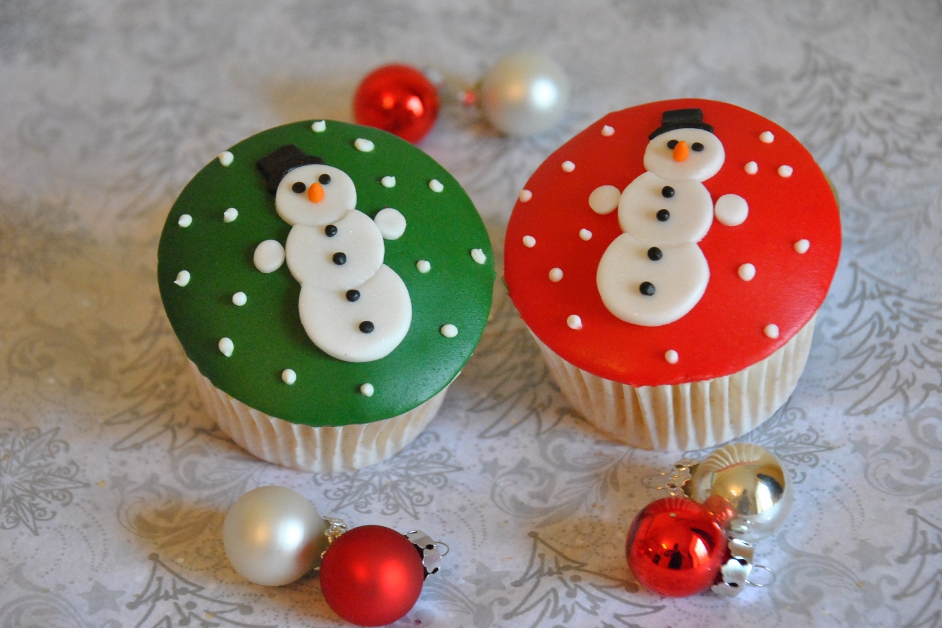 PCデスクトップにクリスマス, 雪だるま, カップケーキ, 食べ物画像を無料でダウンロード
