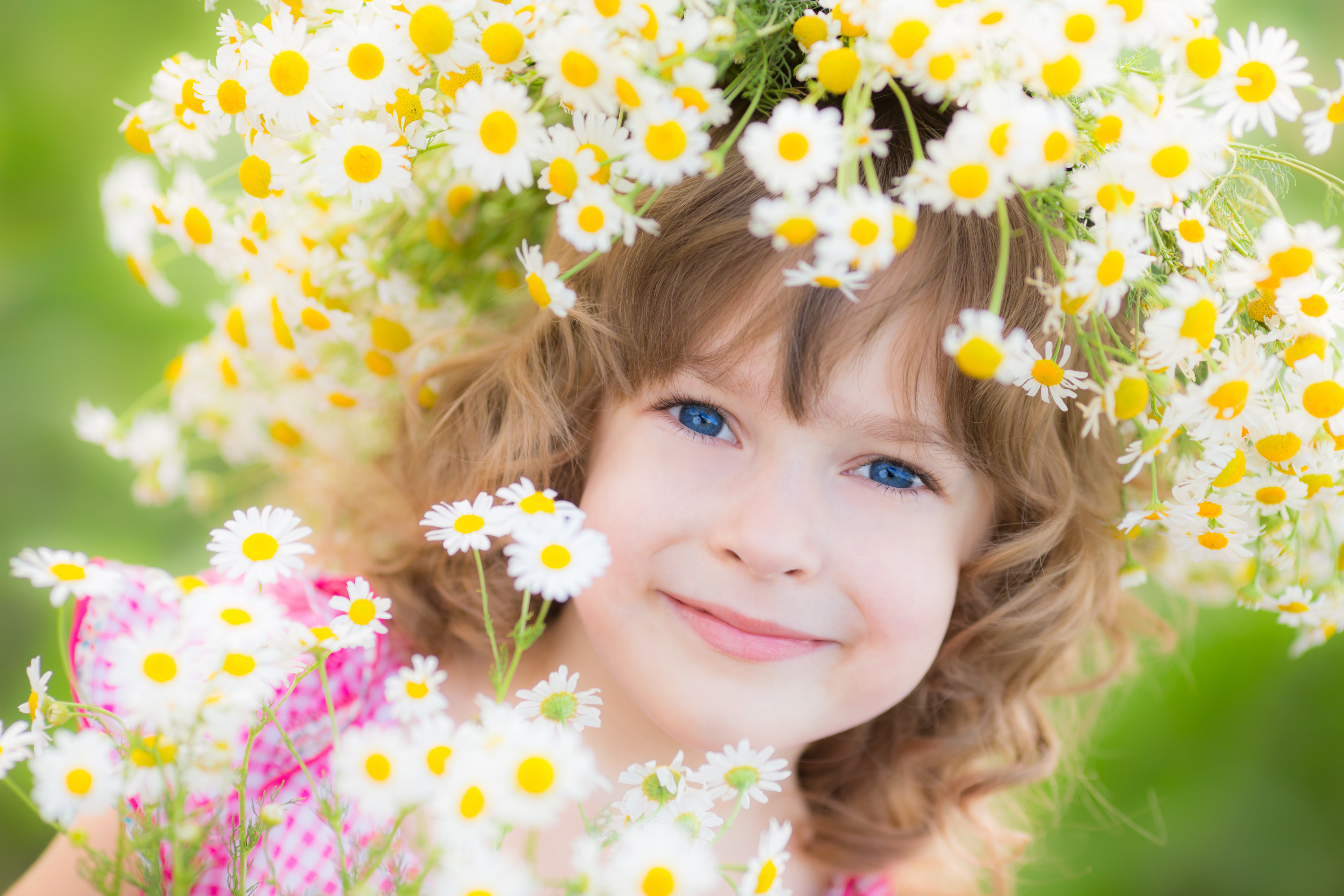 Download mobile wallpaper Flower, Smile, Bokeh, Child, Blonde, Wreath, Photography, Blue Eyes, White Flower, Little Girl for free.