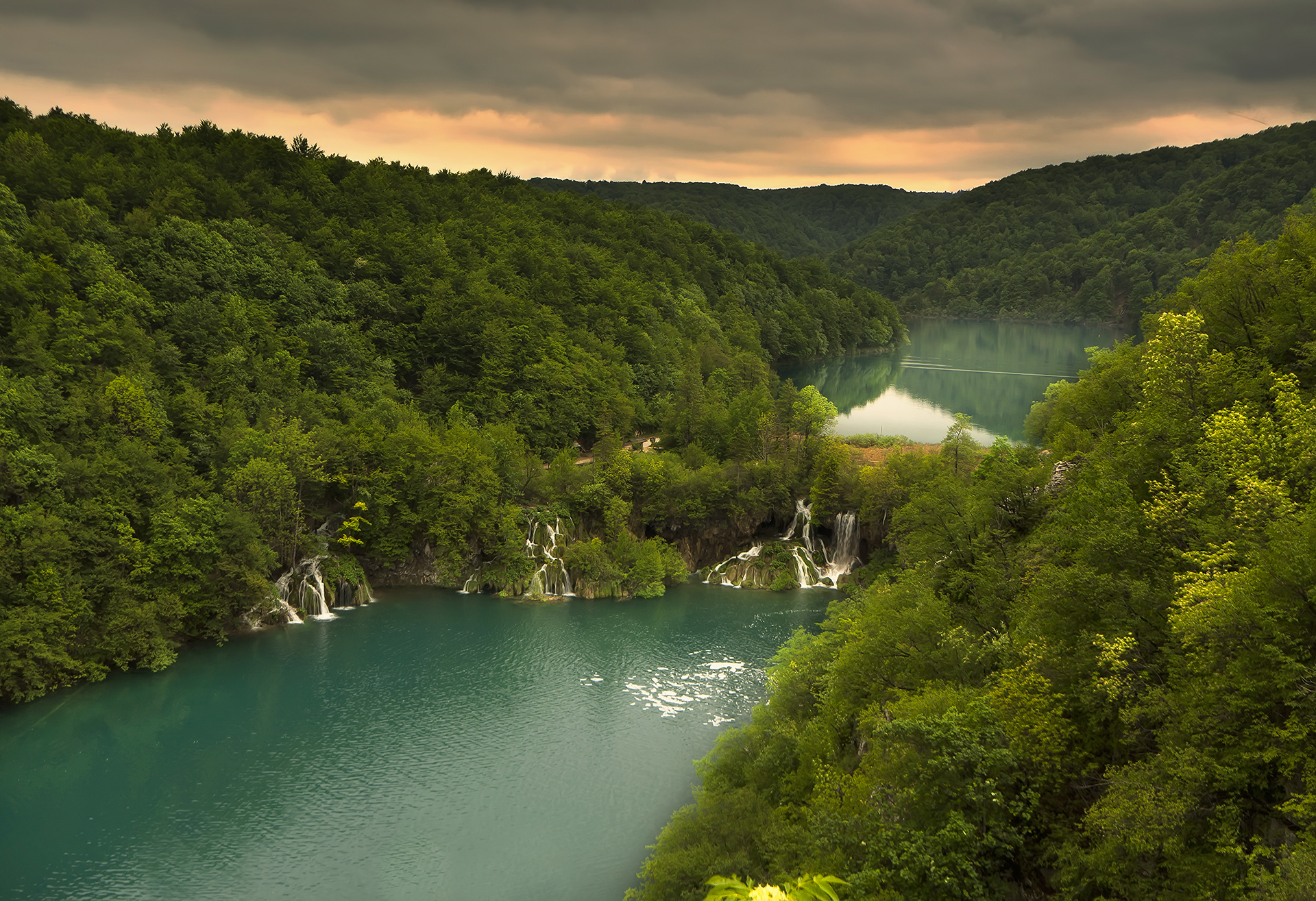 PCデスクトップに木, 滝, 湖, 森, 地球, プリトヴィツェ湖国立公園画像を無料でダウンロード