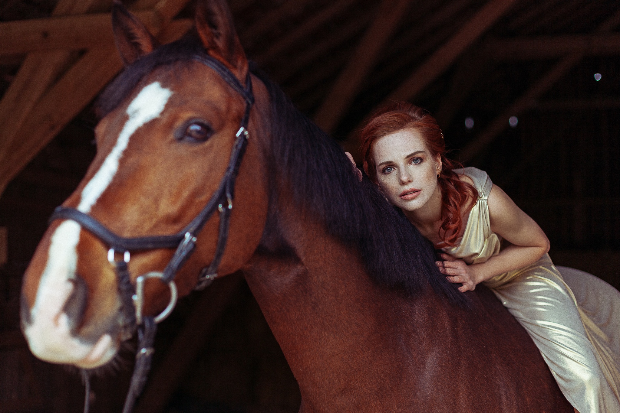 Baixe gratuitamente a imagem Ruiva, Cavalo, Olhos Azuis, Modelo, Mulheres, Vestido Branco na área de trabalho do seu PC