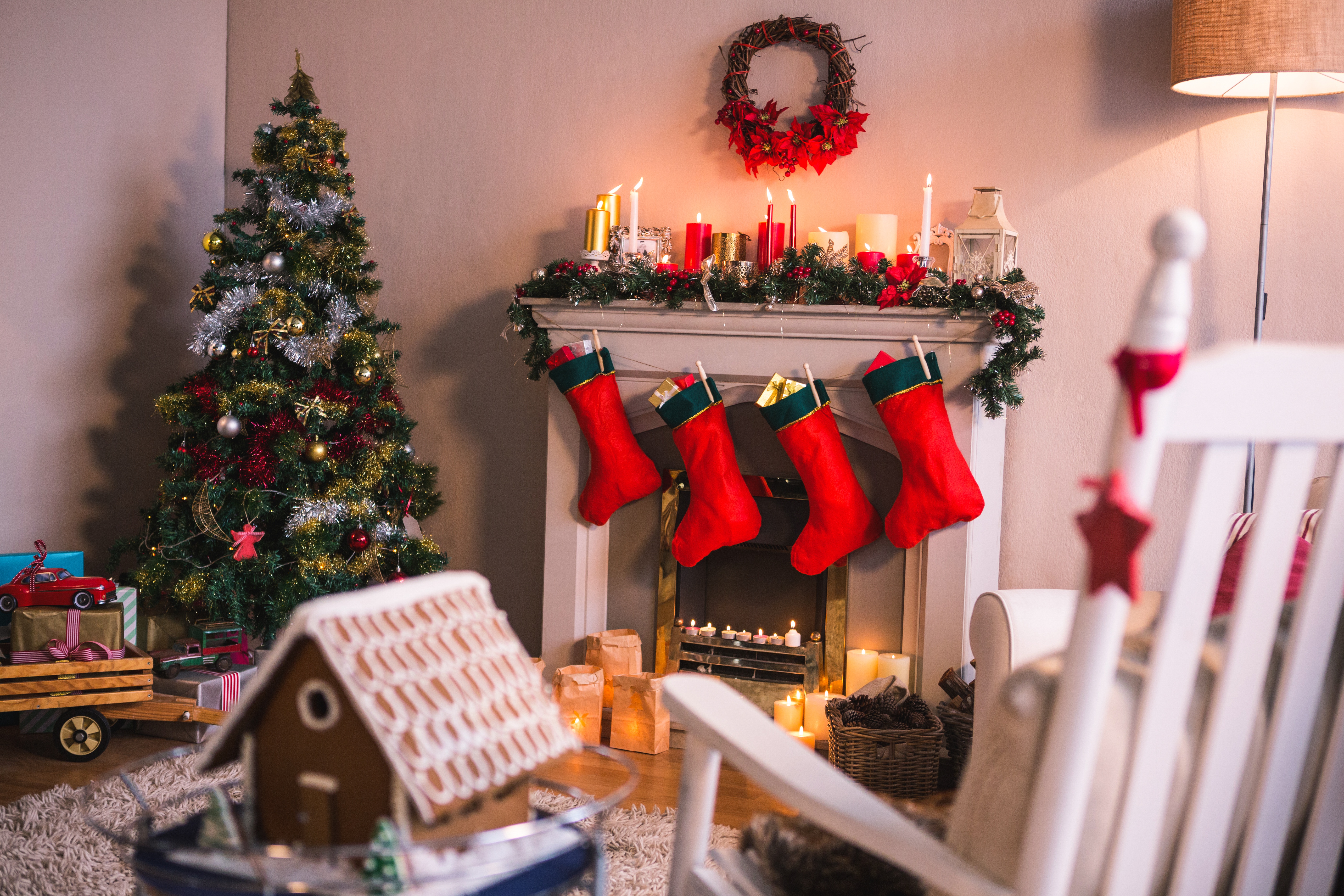 Handy-Wallpaper Feiertage, Weihnachten, Weihnachtsbaum, Kamin, Lebkuchen, Strumpf kostenlos herunterladen.