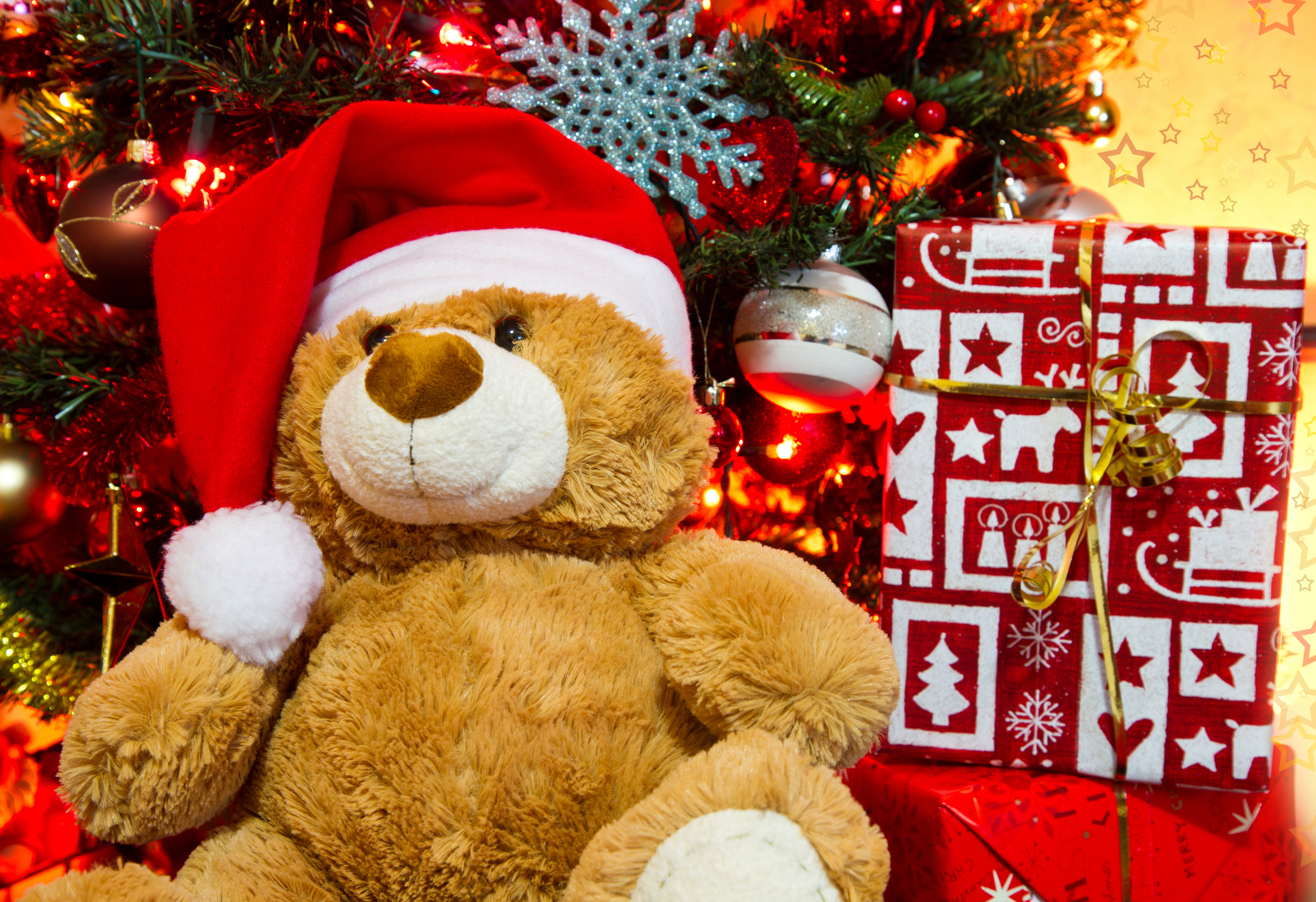 731370 Hintergrundbild herunterladen feiertage, weihnachten, weihnachtsschmuck, geschenk, weihnachtsmütze, teddybär - Bildschirmschoner und Bilder kostenlos