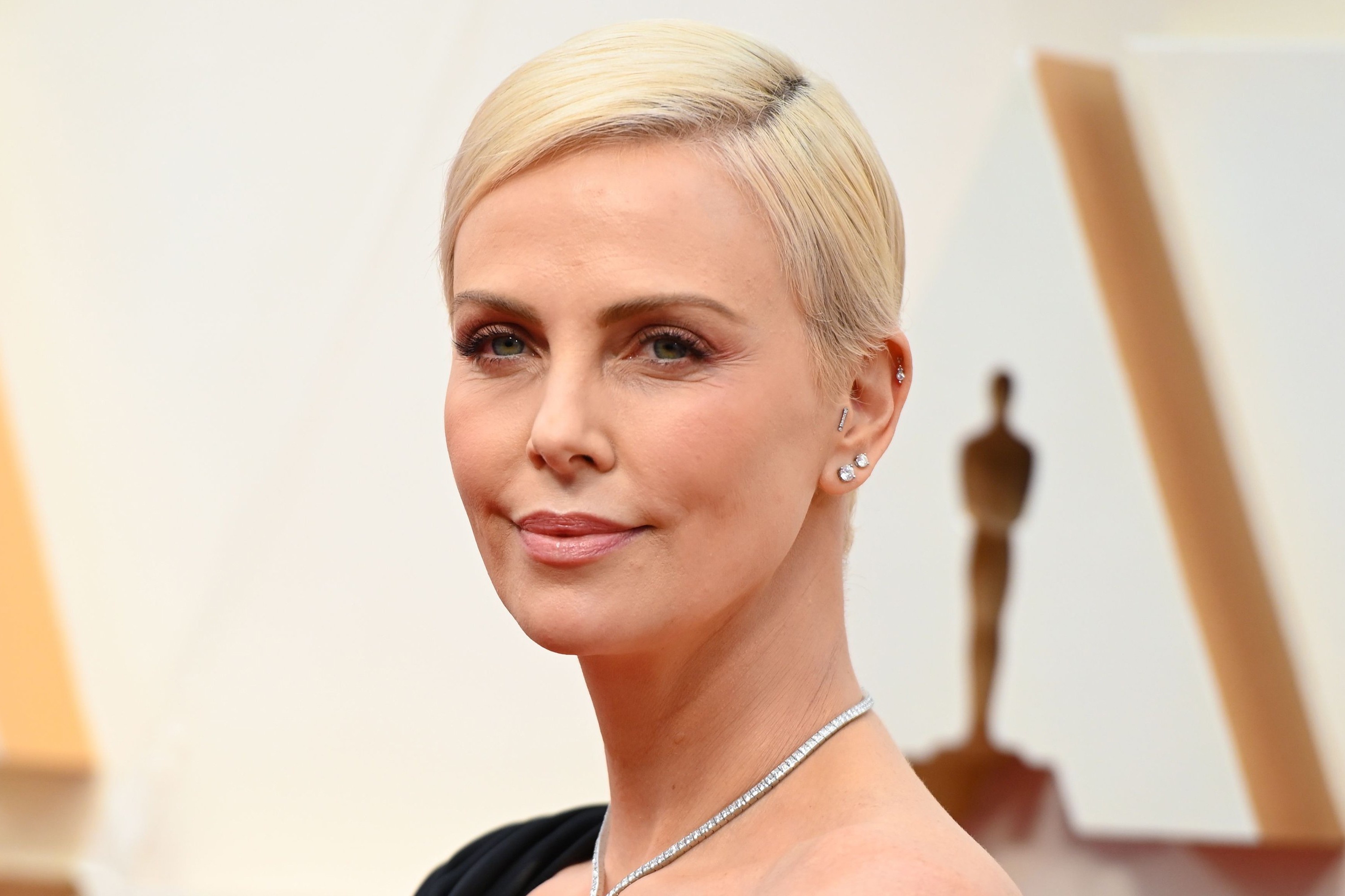 Download mobile wallpaper Charlize Theron, Blonde, Face, Green Eyes, American, Celebrity, Short Hair, Actress for free.