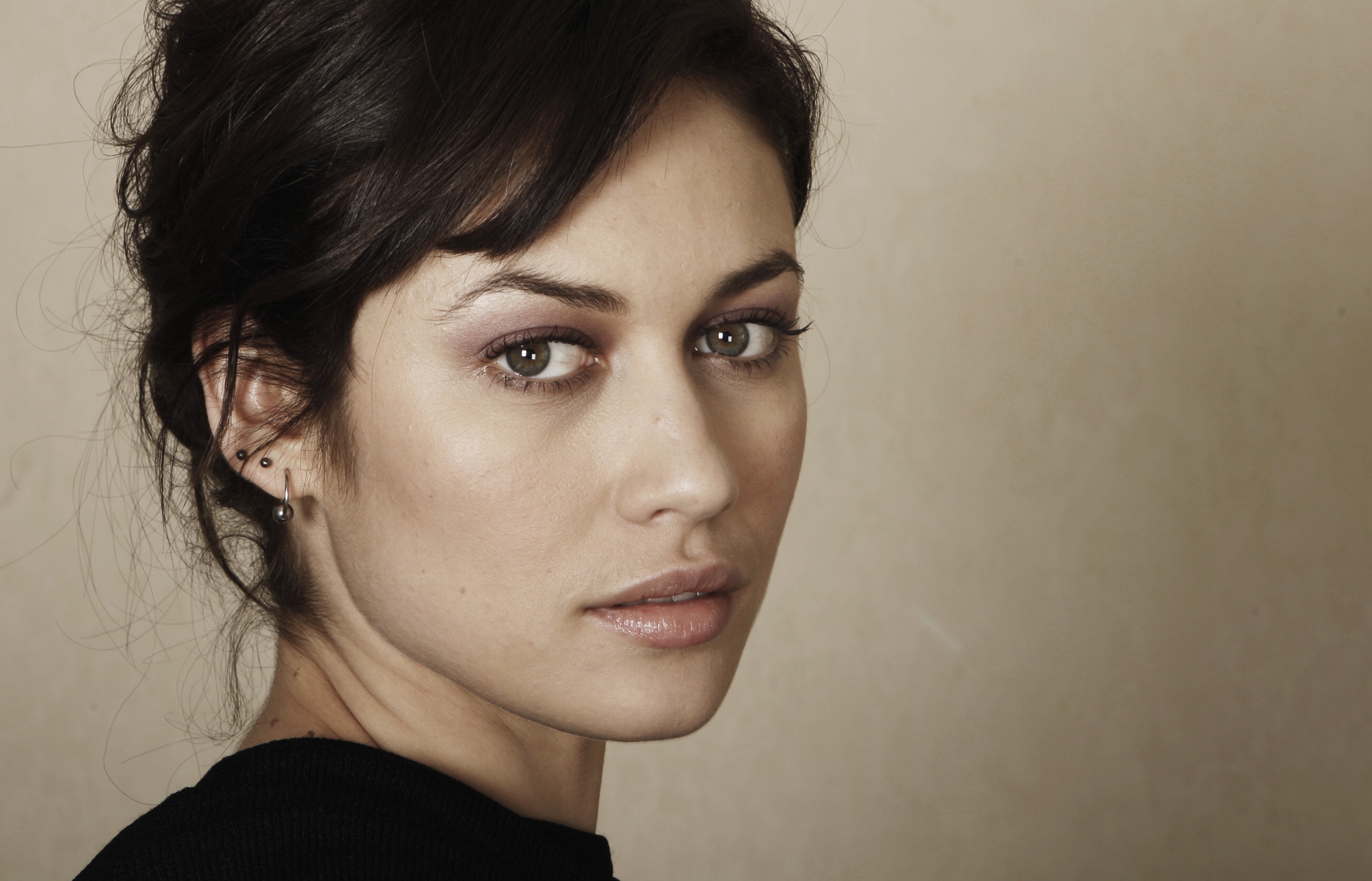 Download mobile wallpaper Face, Celebrity, Black Hair, Actress, Olga Kurylenko, French for free.