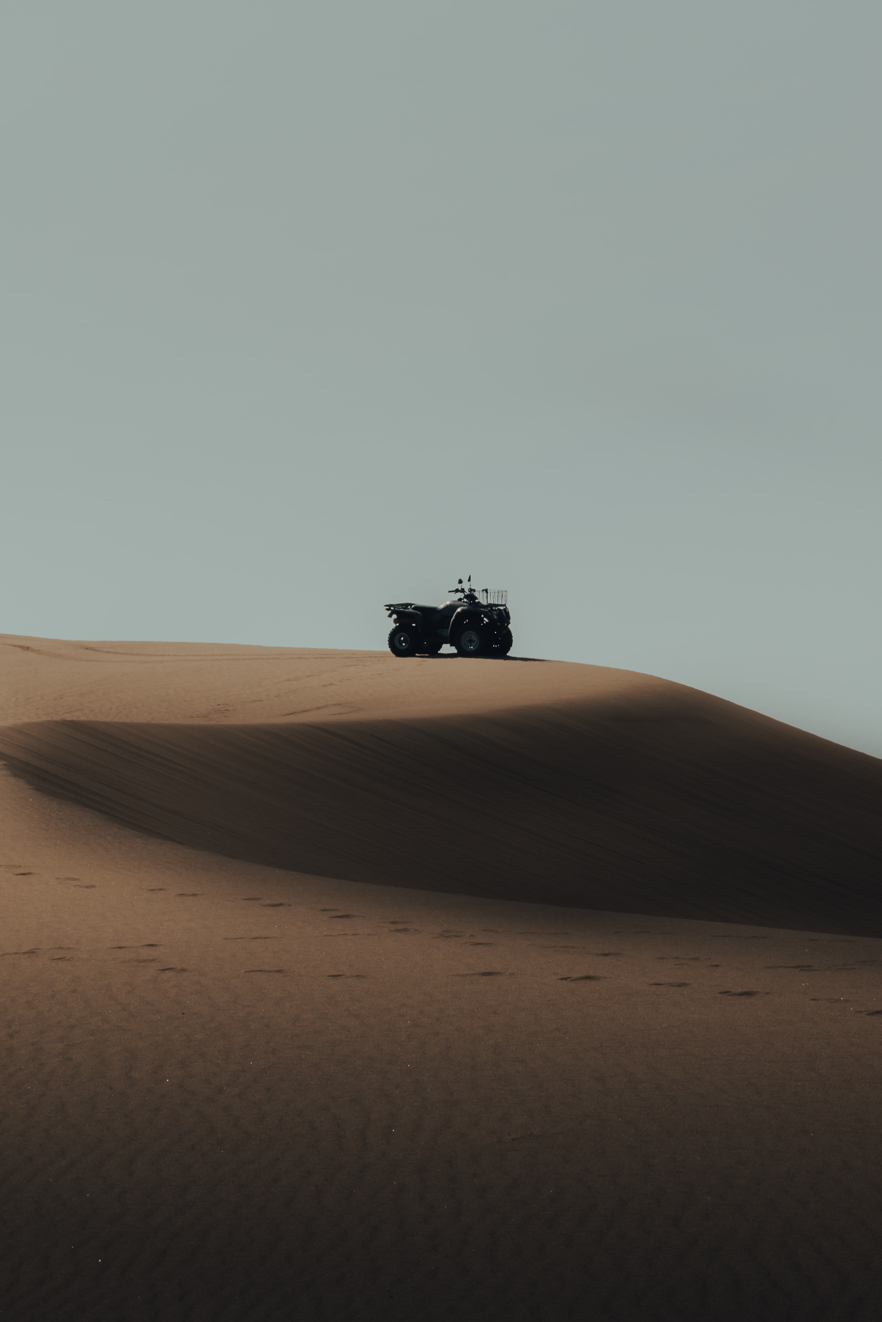 73335 завантажити картинку пісок, мотоцикли, пустеля, холм, пагорбі, дюни, посилання, квадроцикл, квадроцид - шпалери і заставки безкоштовно