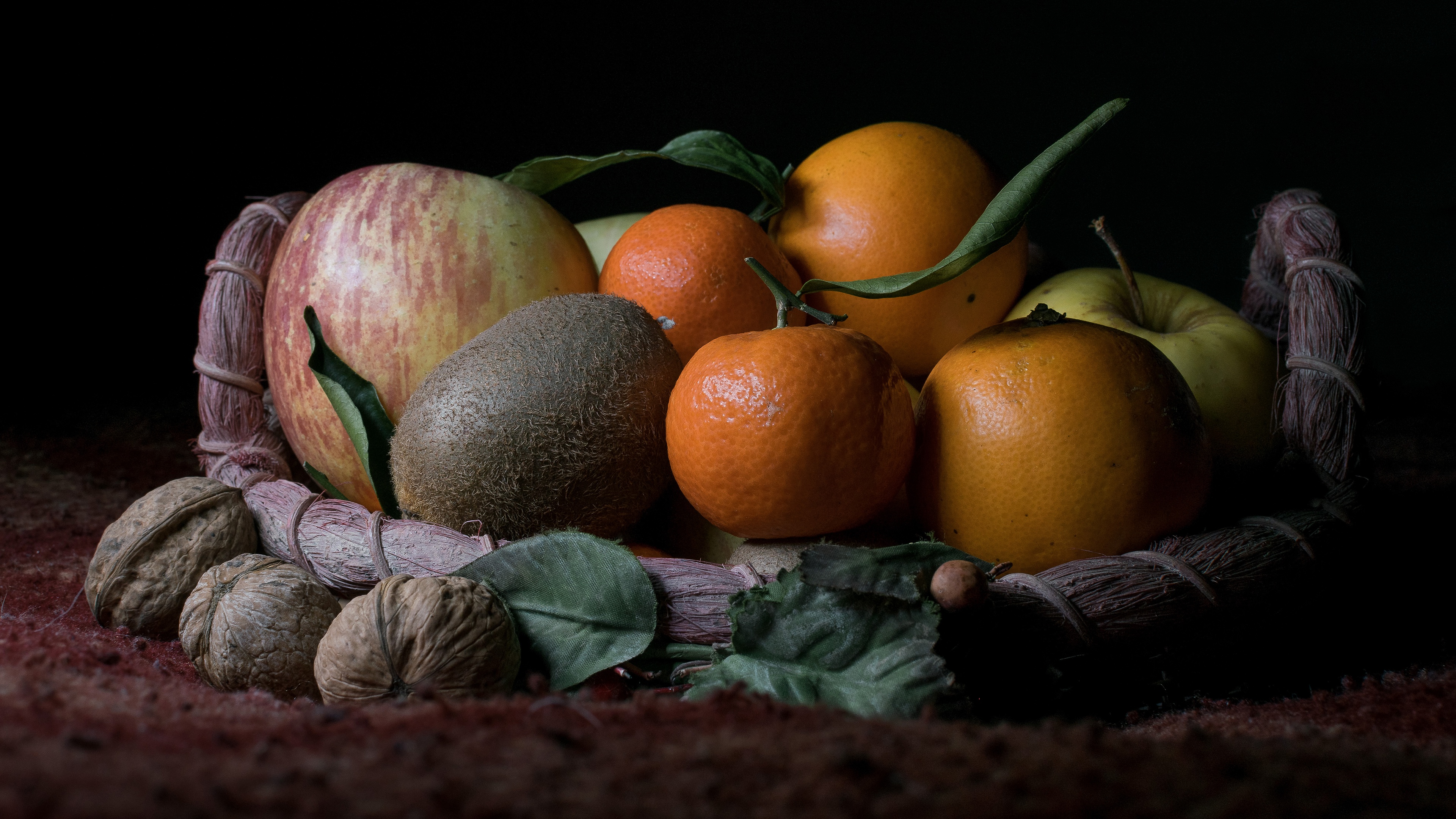 488402 скачать обои яблоко, еда, фрукты, корзина, киви, мандарины, апельсин), натюрморт, грецкий орех - заставки и картинки бесплатно
