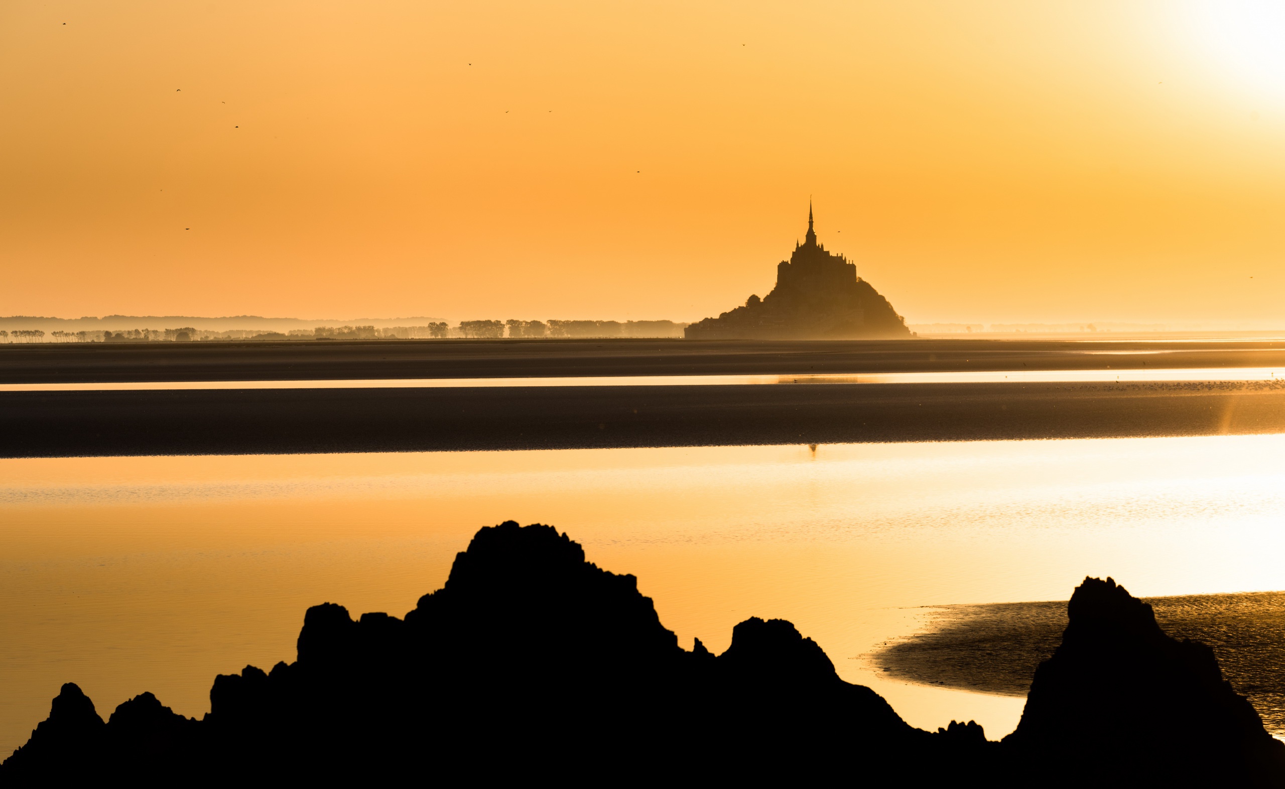 Handy-Wallpaper Horizont, Silhouette, Frankreich, Himmel, Sonnenuntergang, Religiös, Le Mont Saint Michel kostenlos herunterladen.