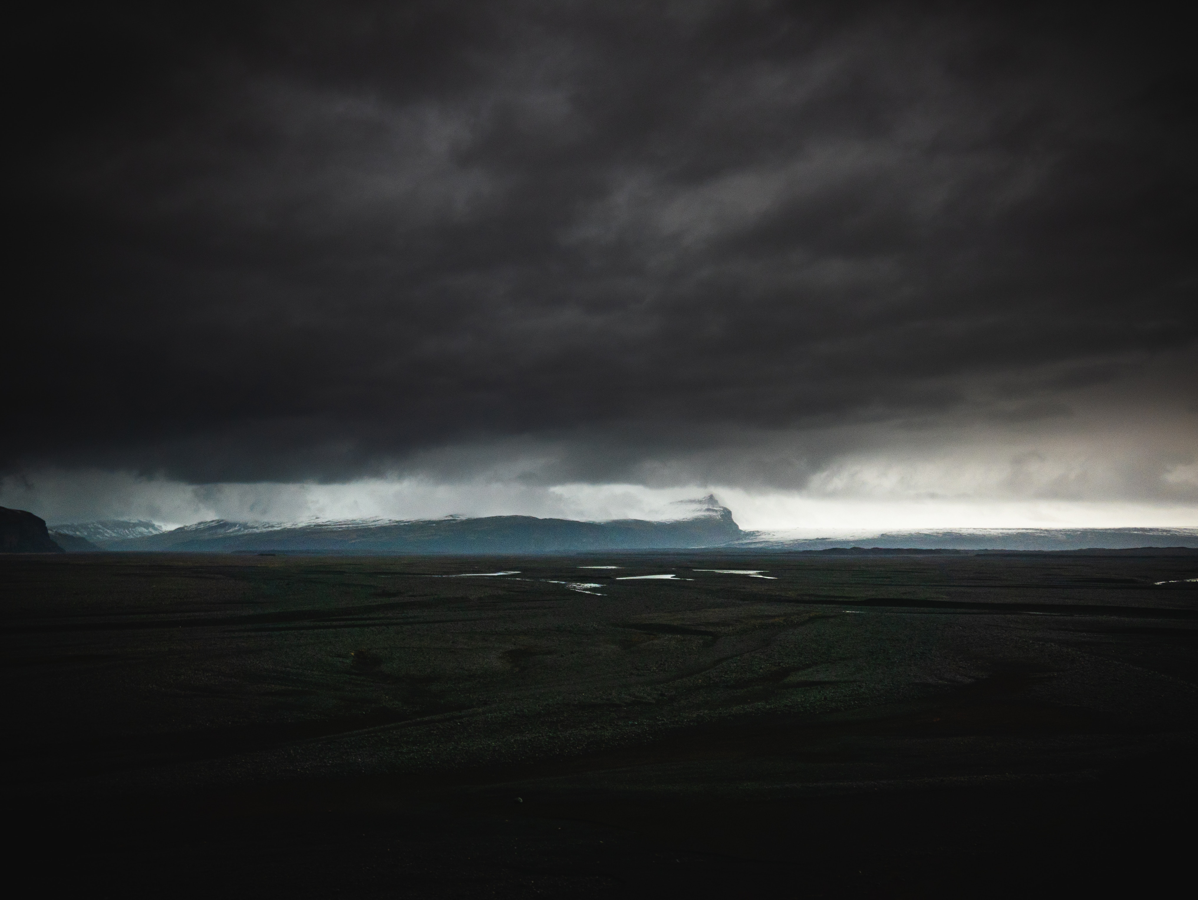Скачать картинку Исландия, Облака, Природа, Остров, Темный в телефон бесплатно.