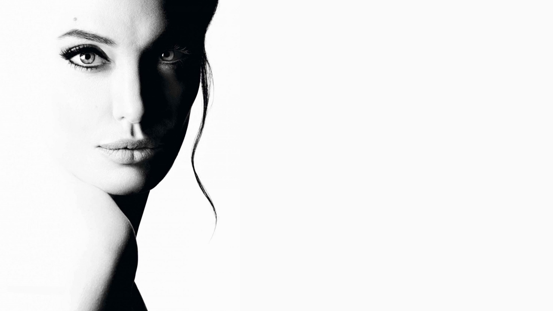 Free download wallpaper Angelina Jolie, Face, Celebrity, Black & White, Actress on your PC desktop