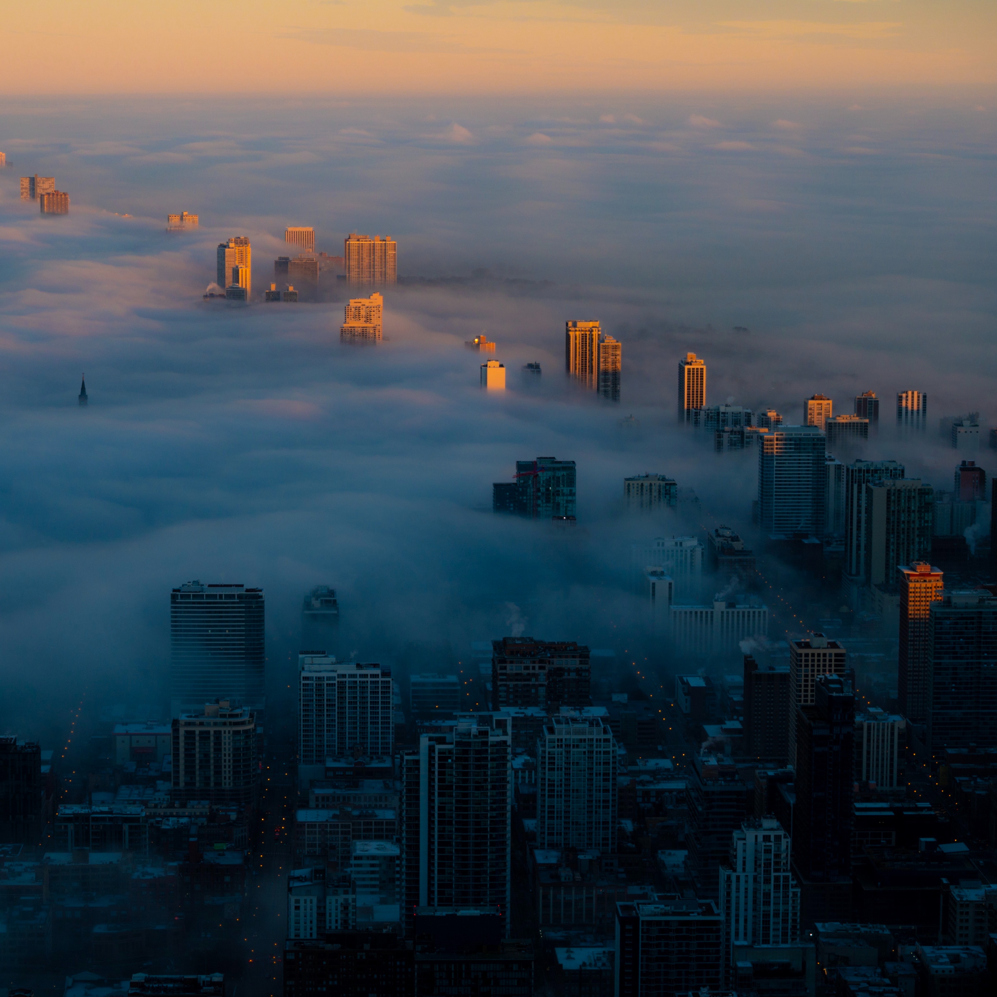 無料モバイル壁紙都市, 上から見る, 霧, 高層ビル, 高 層 ビル, 雲, ナイトシティ, 夜の街をダウンロードします。