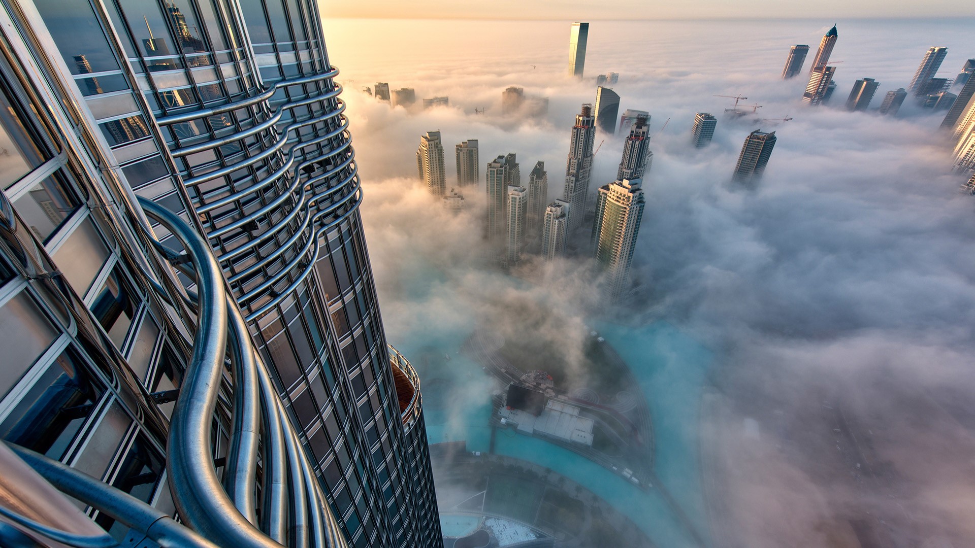 Handy-Wallpaper Städte, Wolkenkratzer, Gebäude, Nebel, Dubai, Vereinigte Arabische Emirate, Menschengemacht, Großstadt kostenlos herunterladen.