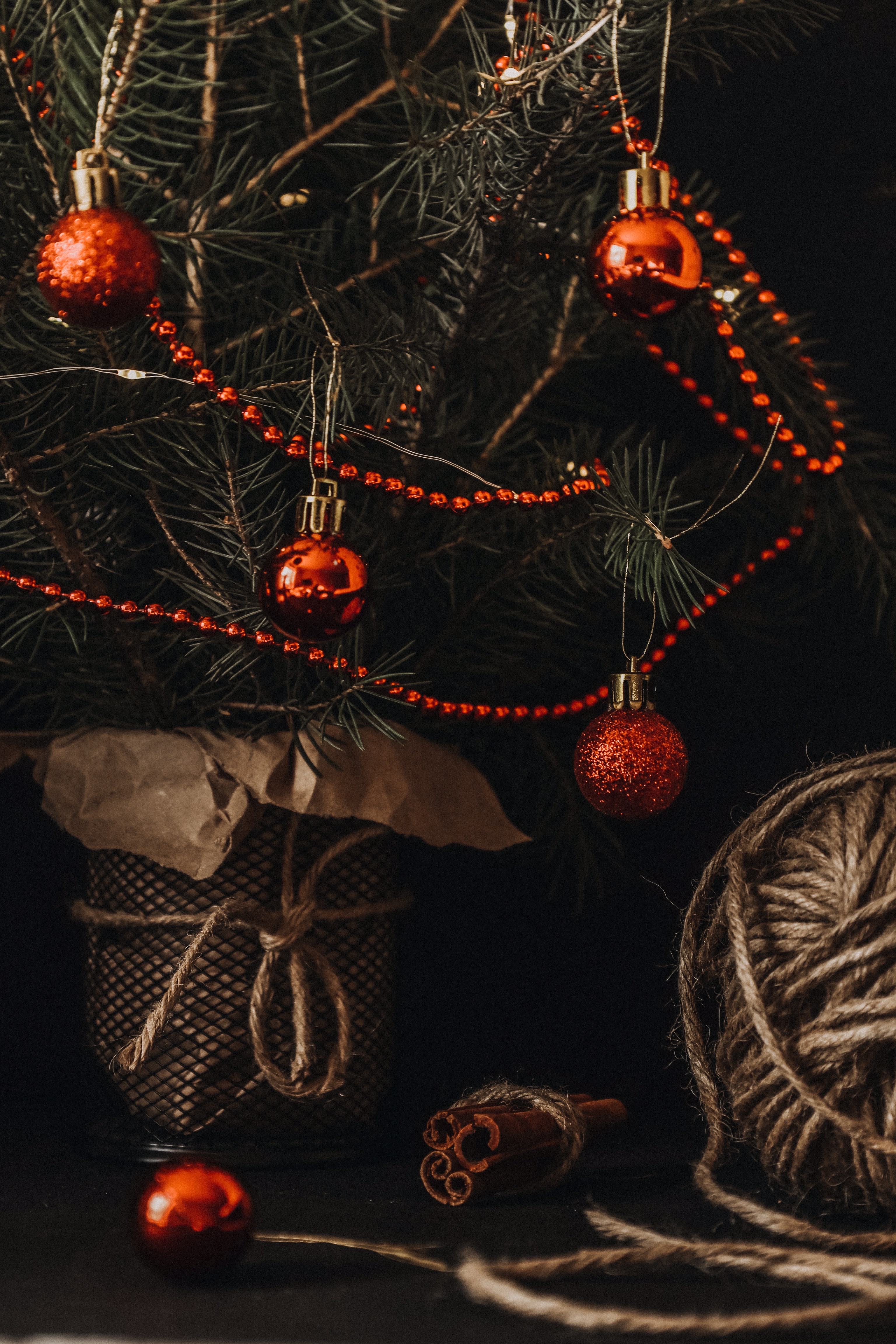 Téléchargez gratuitement l'image Balles, Fêtes, Sapin De Noël, Arbre De Noël, Guirlande, Décorations, Nouvel An, Des Balles, Guirlandes, Noël sur le bureau de votre PC
