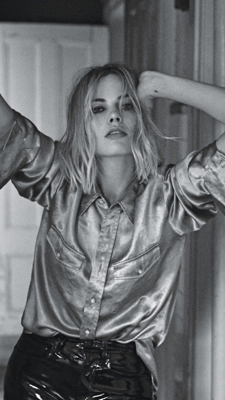 Download mobile wallpaper Celebrity, Black & White, Actress, Australian, Margot Robbie for free.