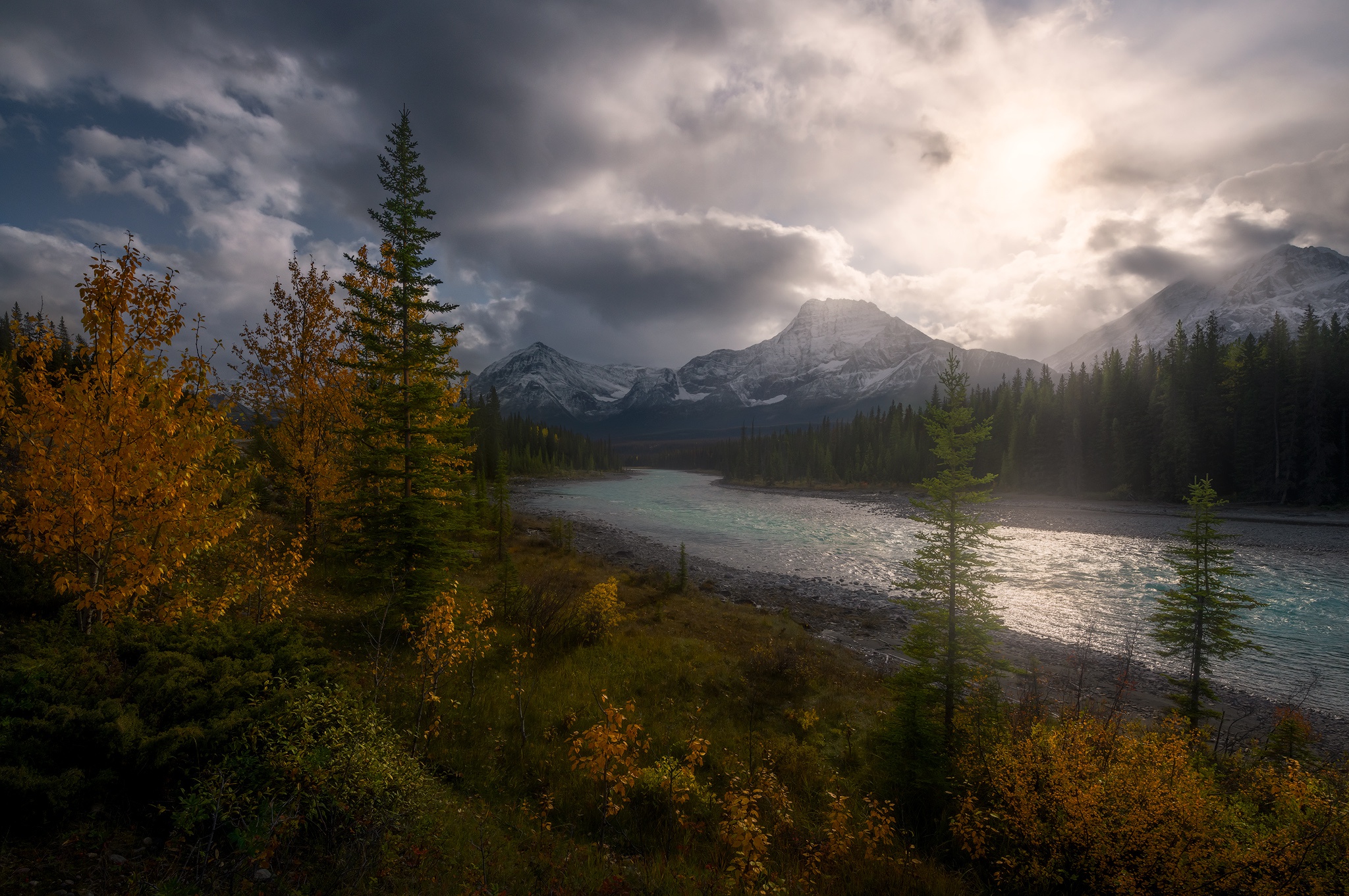 Handy-Wallpaper Landschaft, Herbst, Kanada, Vegetation, Fluss, Gebirge, Wolke, Alberta, Erde/natur, Jasper Nationalpark kostenlos herunterladen.