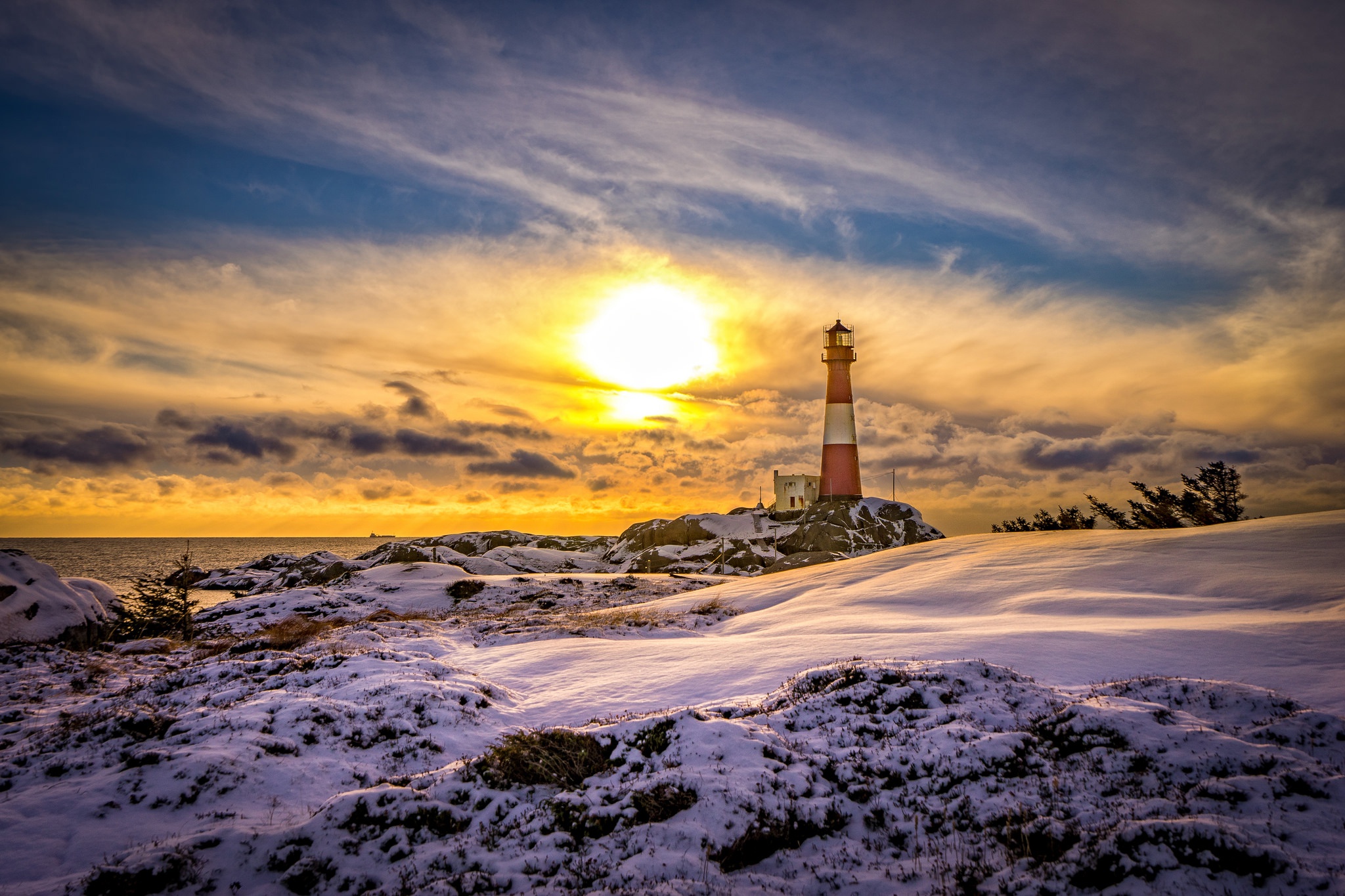 Descarga gratuita de fondo de pantalla para móvil de Invierno, Sol, Nieve, Edificio, Horizonte, Faro, Nube, Atardecer, Hecho Por El Hombre.