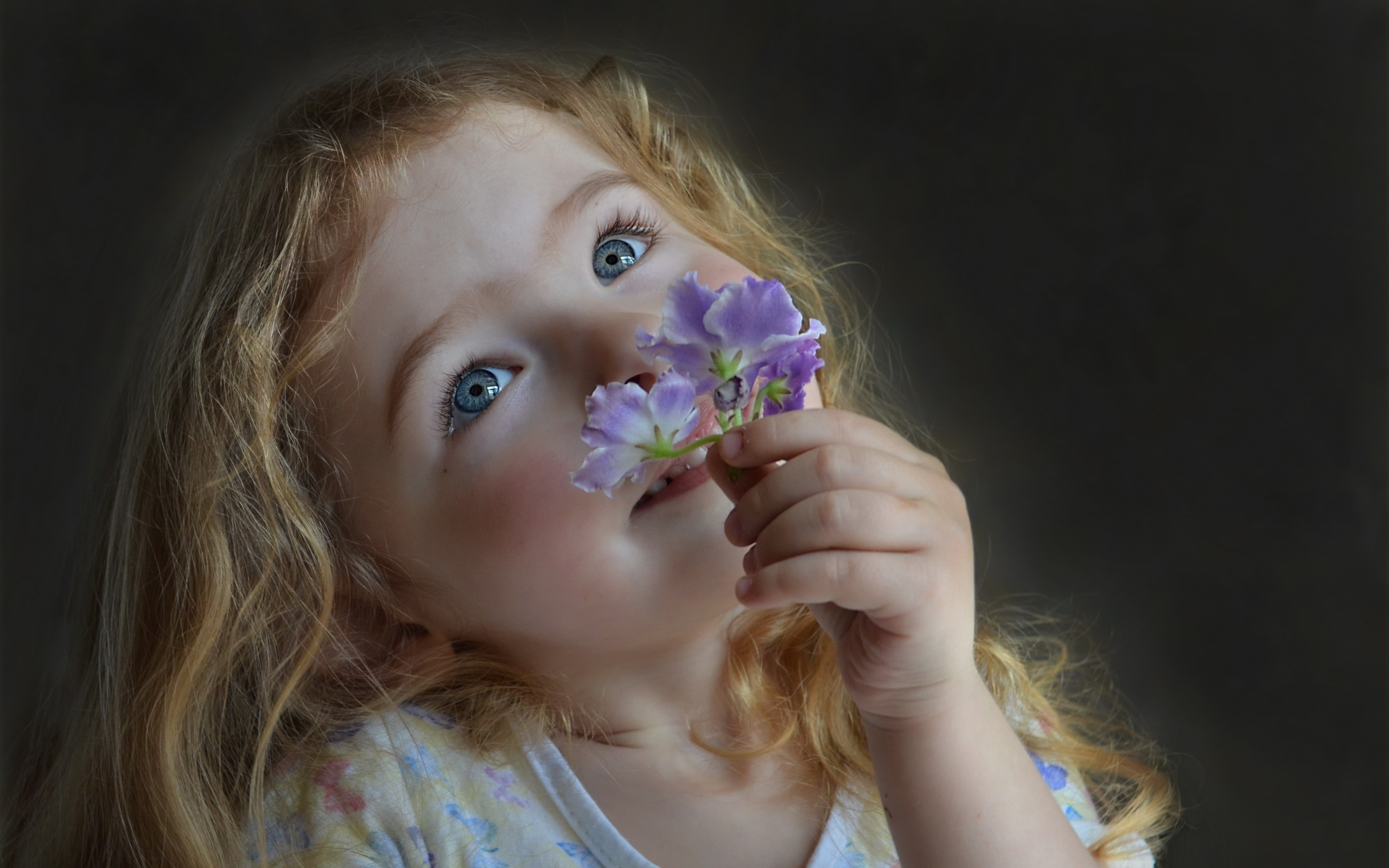 Handy-Wallpaper Kind, Fotografie, Blaue Augen, Blondinen, Lila Blume, Kleines Mädchen kostenlos herunterladen.