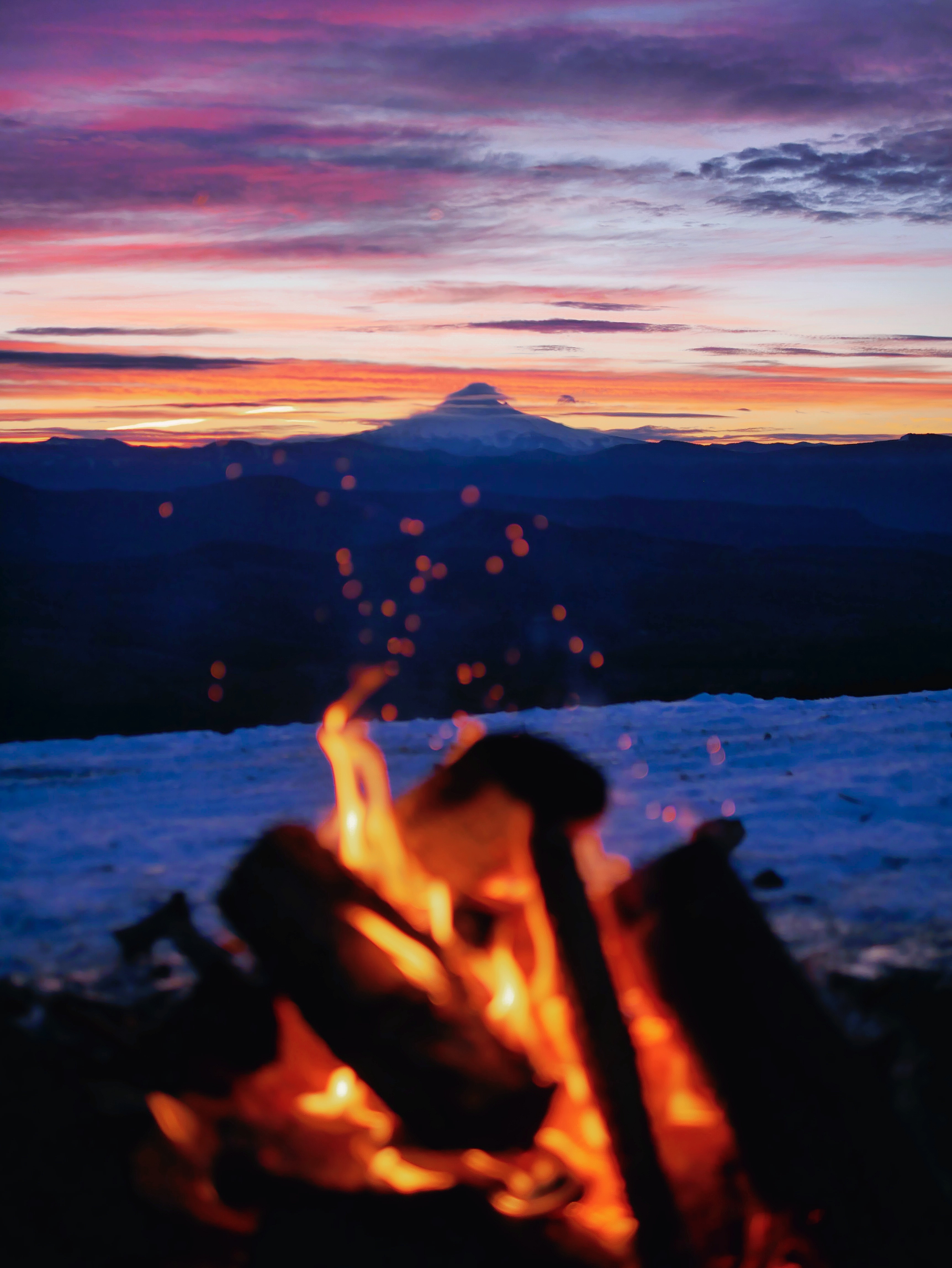 Laden Sie das Natur, Mountains, Bonfire, Dämmerung, Twilight, Landschaft, Dunkel-Bild kostenlos auf Ihren PC-Desktop herunter