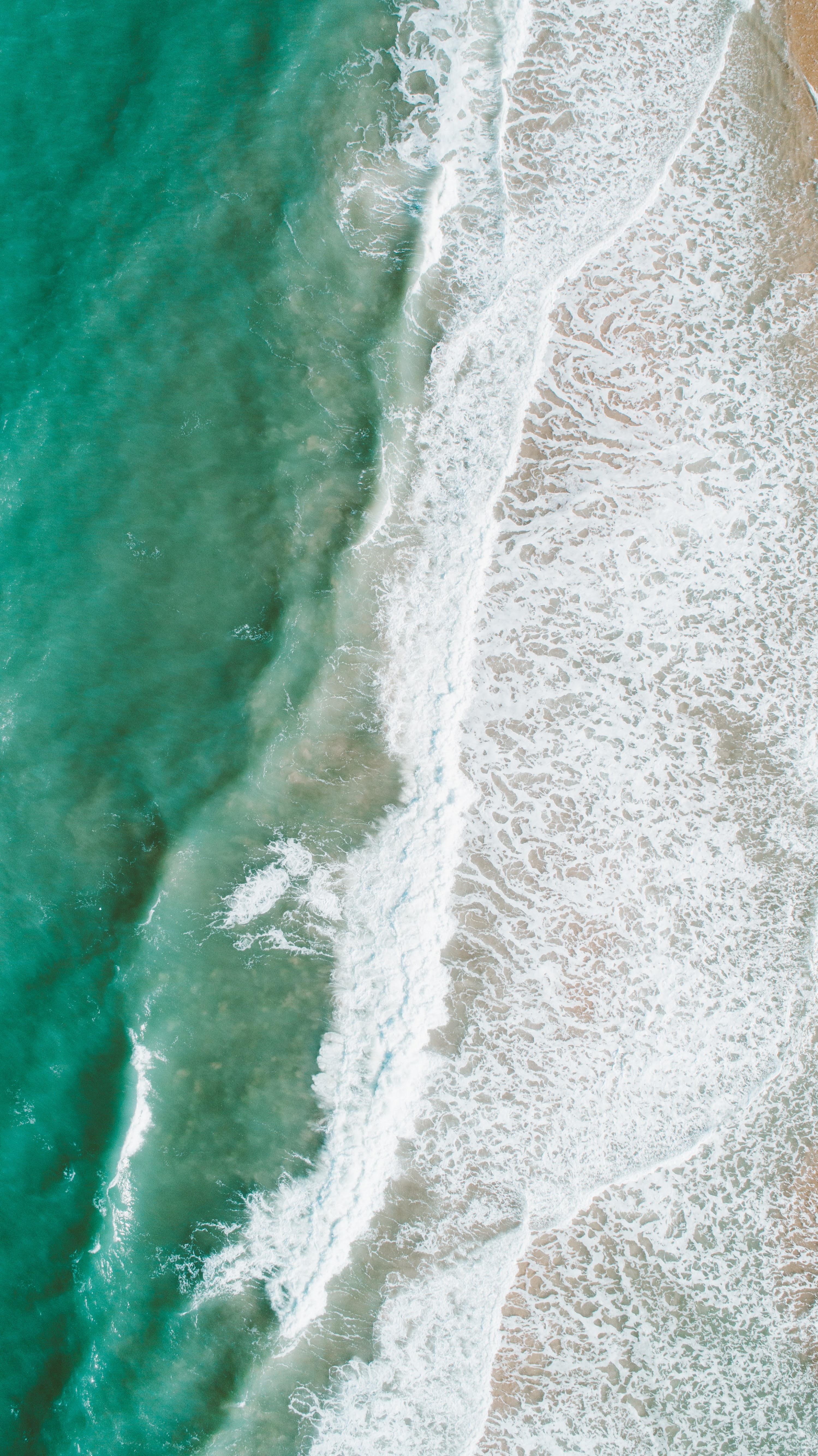 61493 скачать картинку волны, море, природа, вода, пляж, вид сверху, пена - обои и заставки бесплатно
