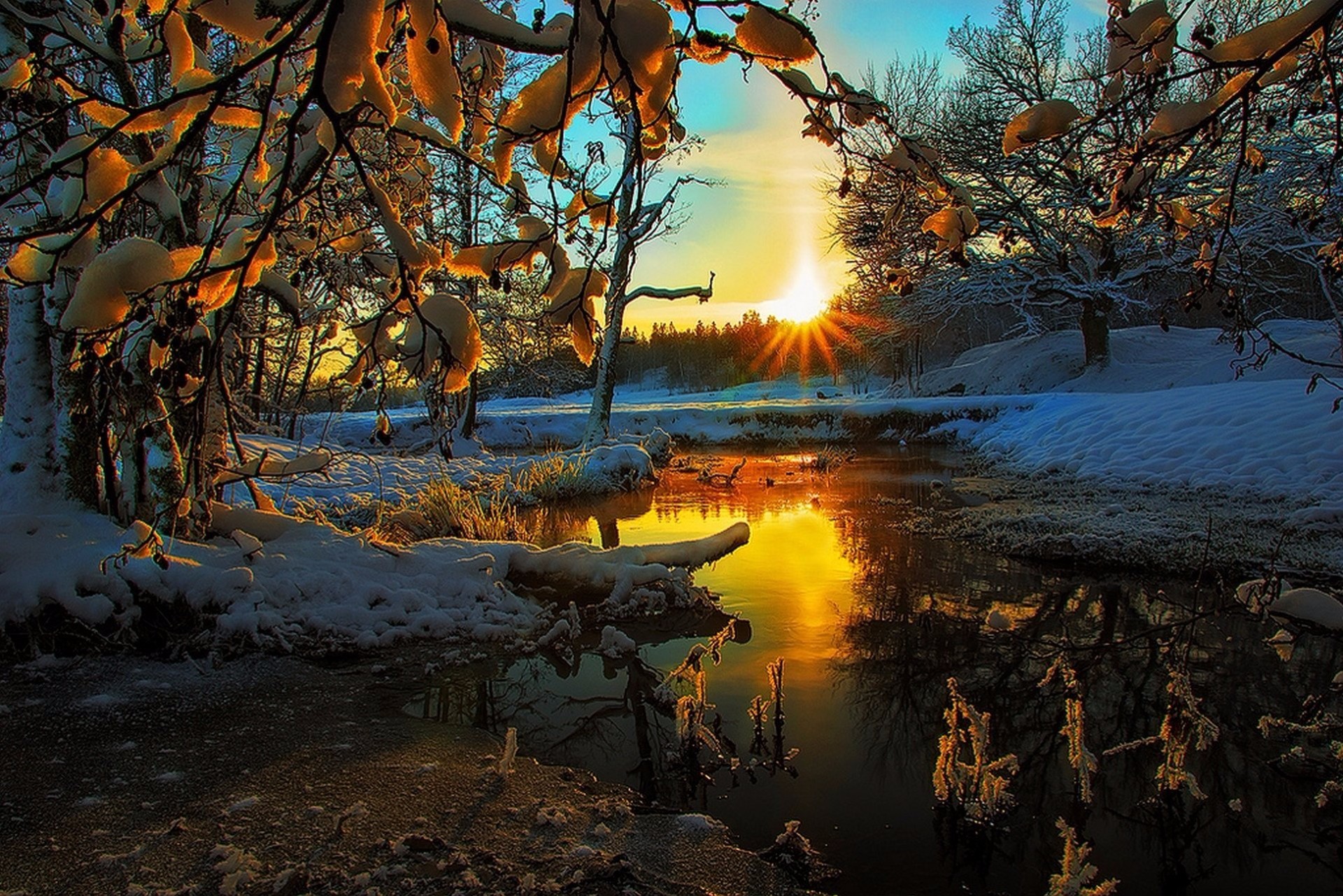 Скачать картинку Зима, Река, Снег, Дерево, Земля/природа, Закат Солнца в телефон бесплатно.