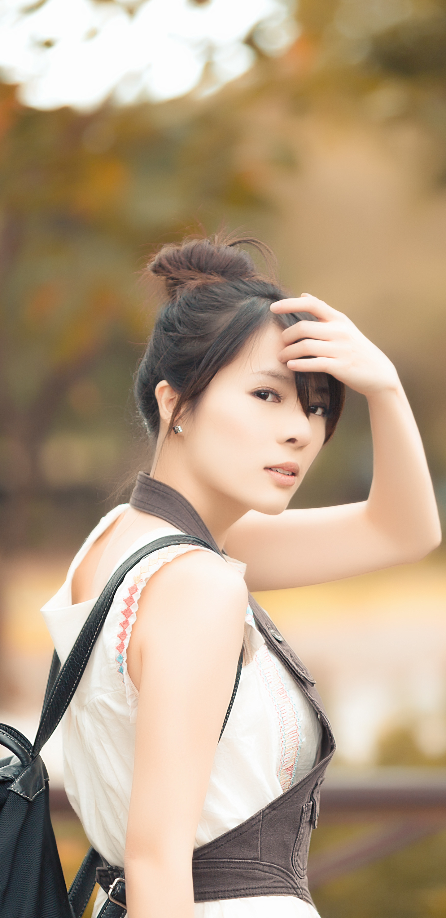 Download mobile wallpaper Fall, Bokeh, Women, Asian, Becky (Taiwanese Model) for free.