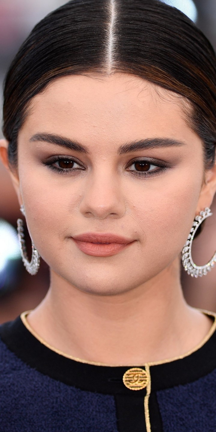 Download mobile wallpaper Music, Selena Gomez, Singer, Face, Earrings, American, Brown Eyes for free.