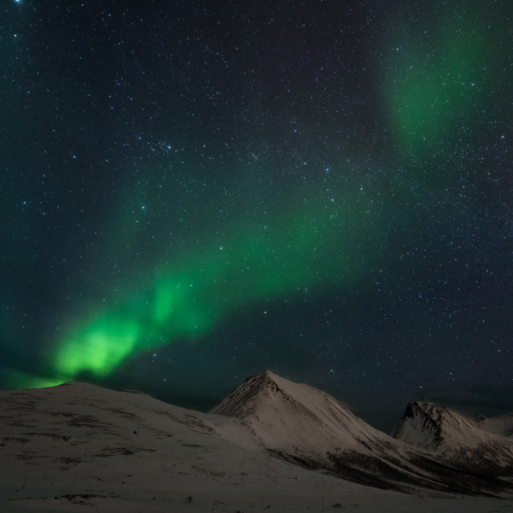 Descarga gratuita de fondo de pantalla para móvil de Paisaje, Estrellas, Noche, Nieve, Montaña, Luz, Aurora Boreal, Noruega, Tierra/naturaleza.