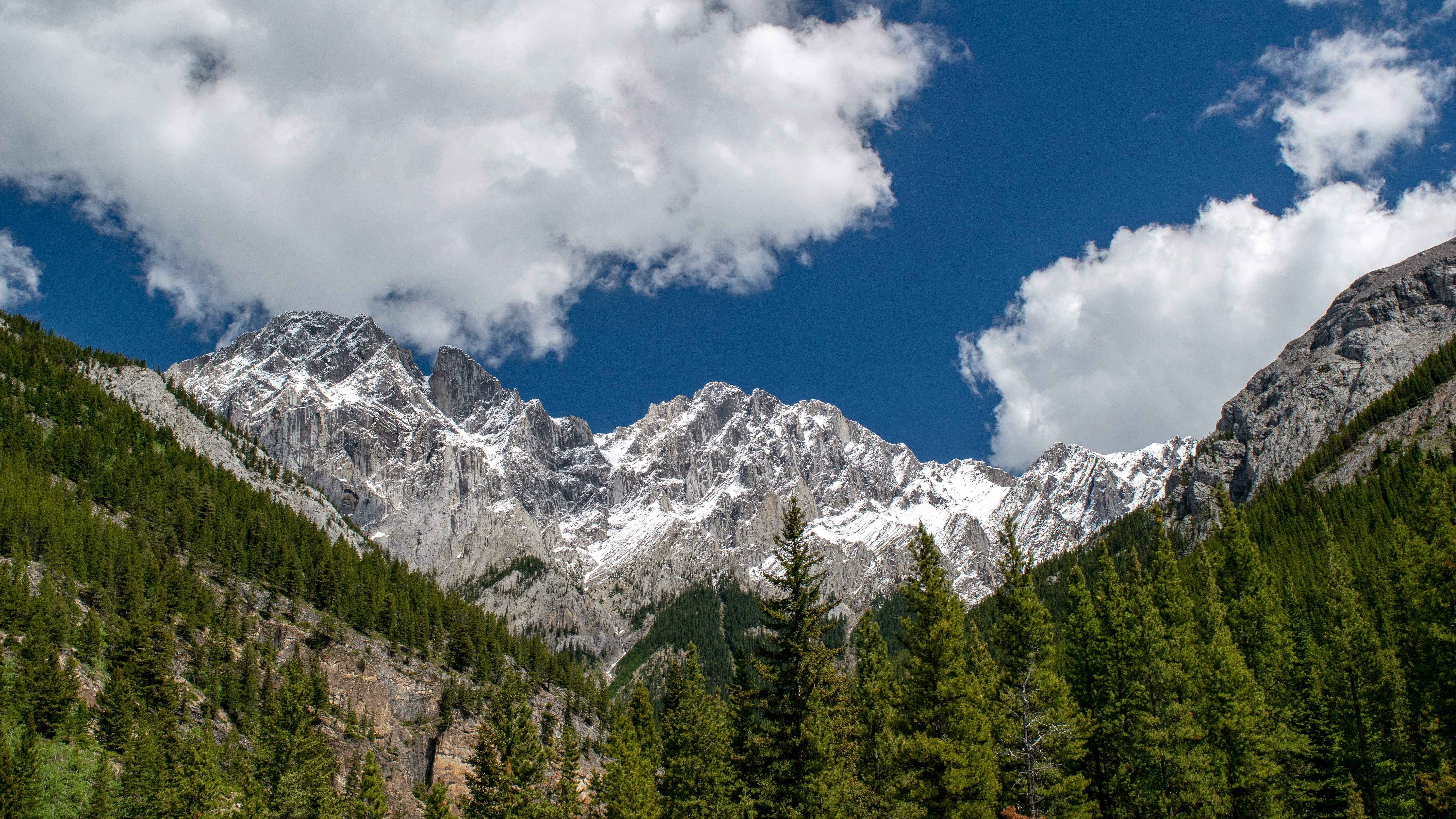 Handy-Wallpaper Bäume, Mountains, Scheitelpunkt, Gebirge, Bergkette, Clouds, Oberteile, Natur kostenlos herunterladen.