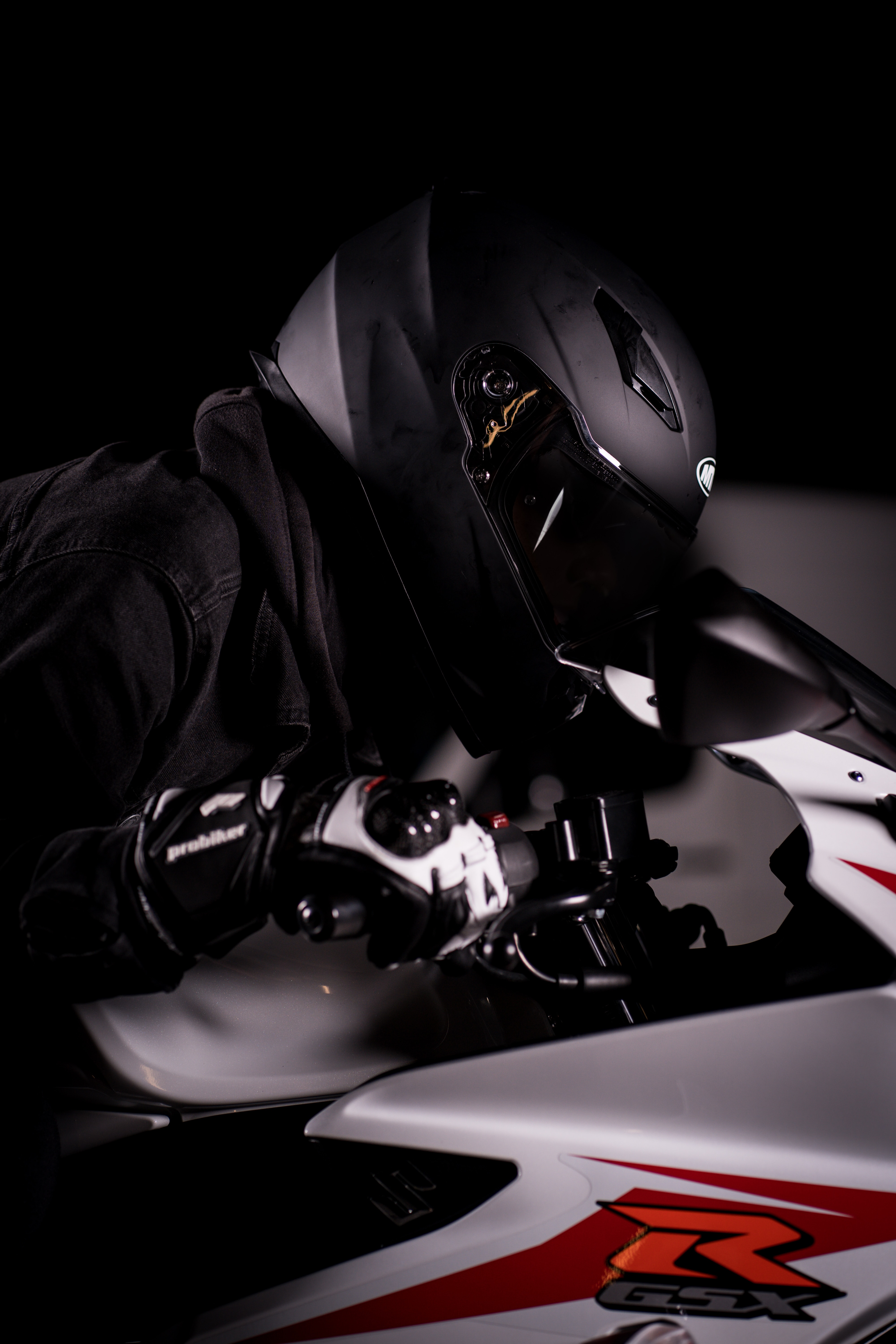 118064 descargar fondo de pantalla motocicletas, casco, motociclista, motocicleta, bicicleta, ciclista: protectores de pantalla e imágenes gratis